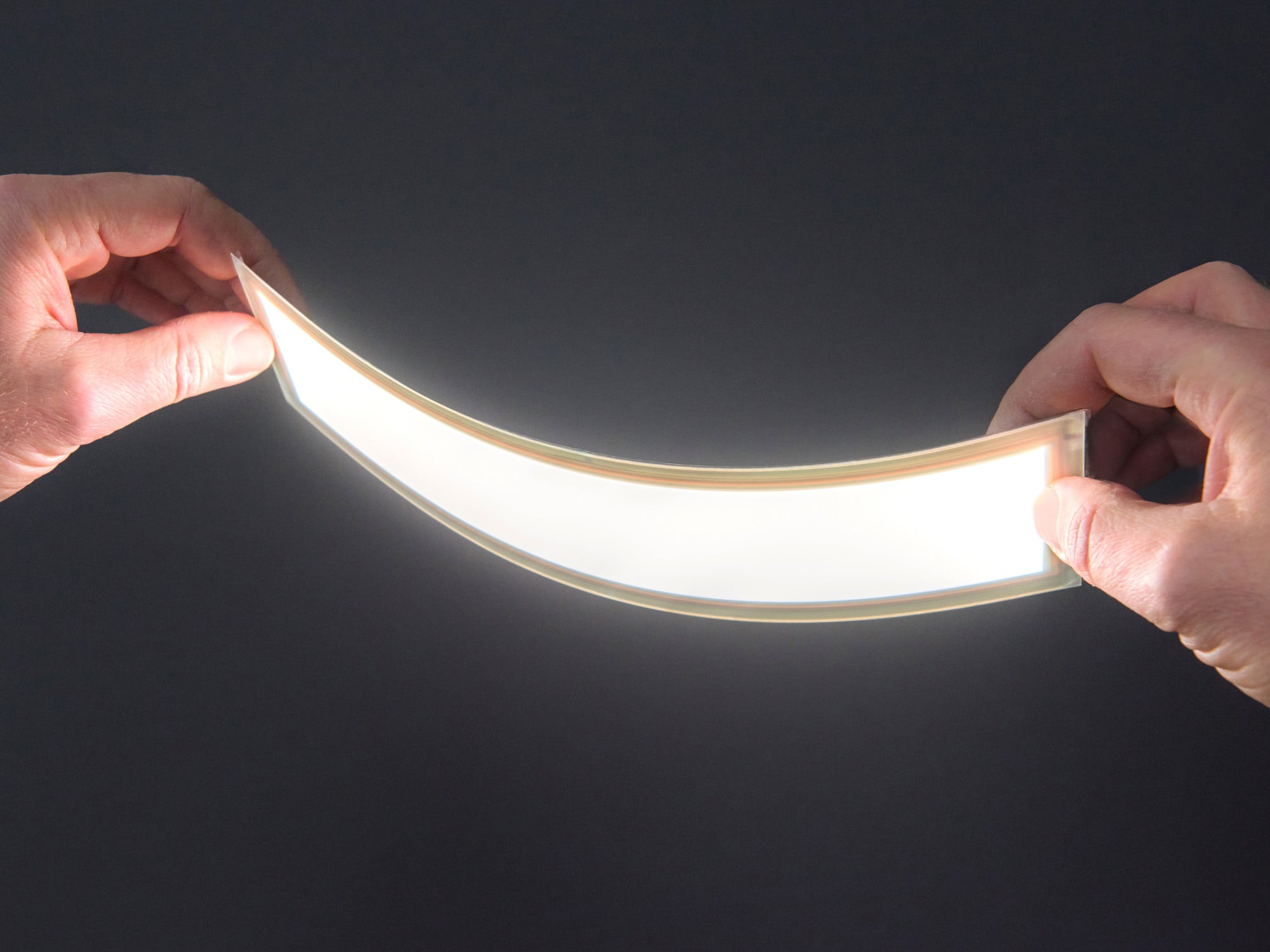 Bei einer OLED bestehen die lichterzeugenden Schichten des Halbleiterbauelements aus organischen Materialien (halbleitende Kunst- oder Farbstoffe), die unter Stromzufuhr leuchten