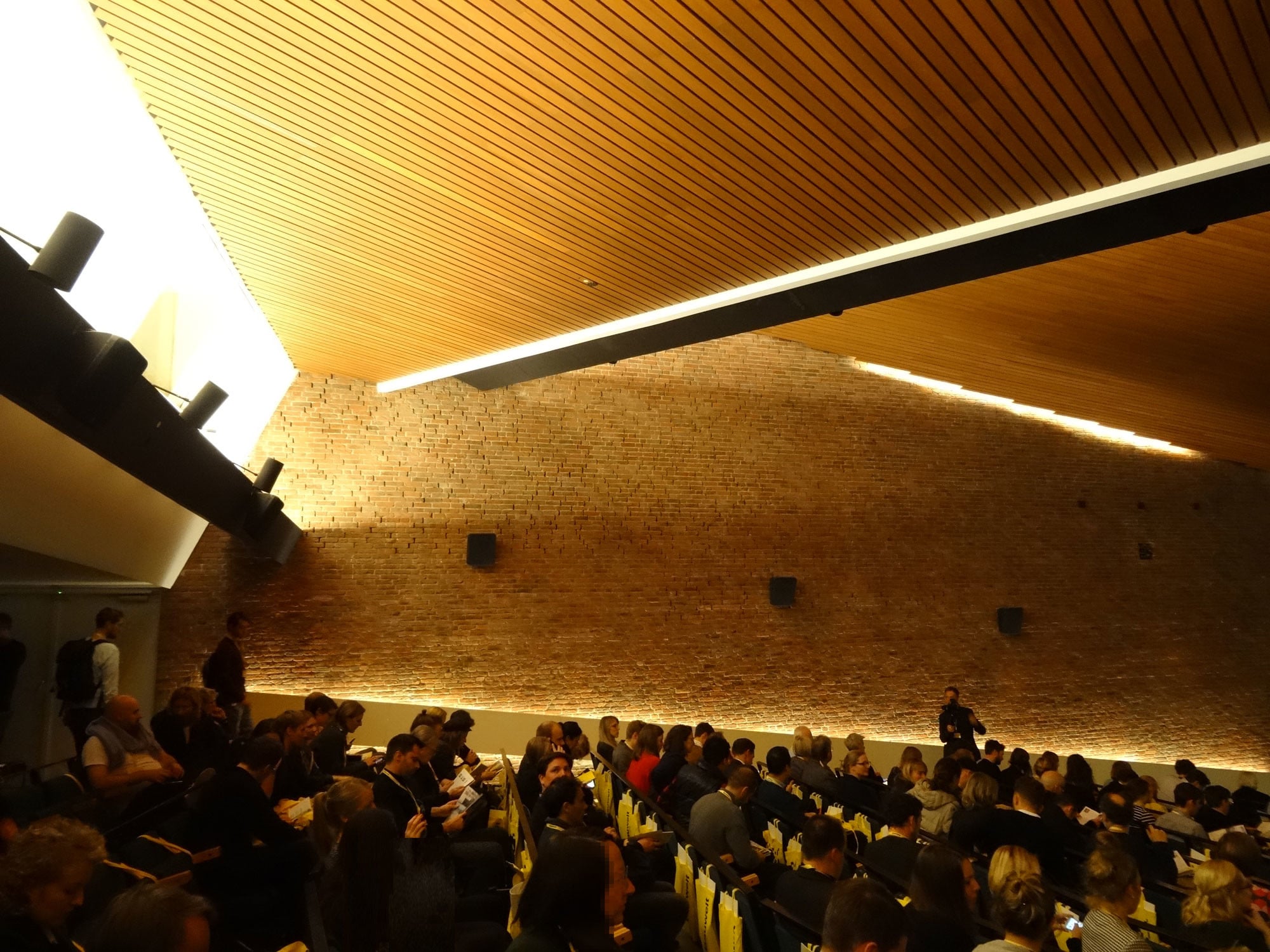 Indirekte Beleuchtung in einem Auditorium