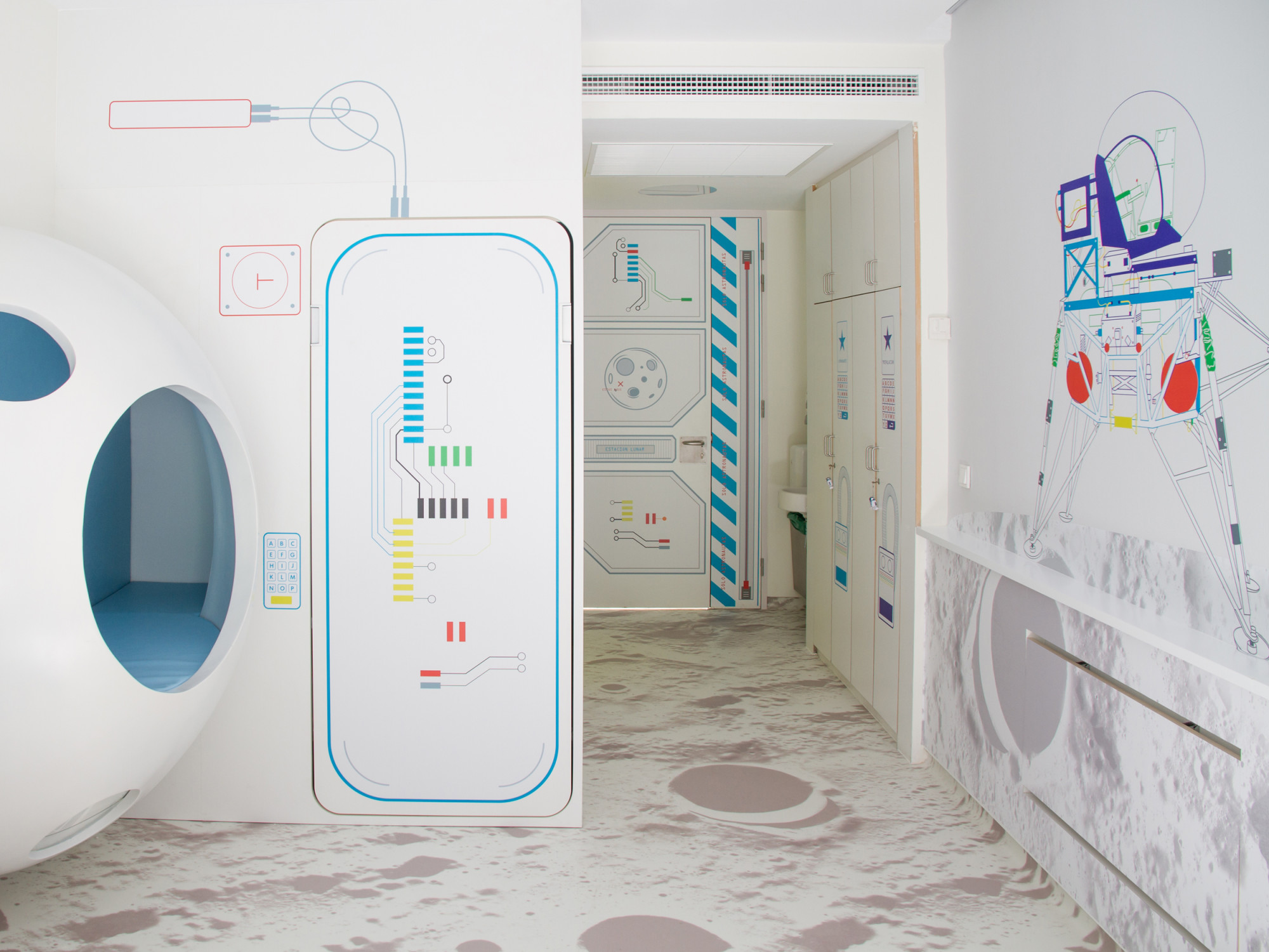 Wie sich eine spielerische, genesungsfördernde Gestaltung in eine medizischen Einrichtung einbinden lässt, zeigt die pädiatrische Onkologie der Geburts- und Kinderklinik im Gregorio Marñón Hospital.