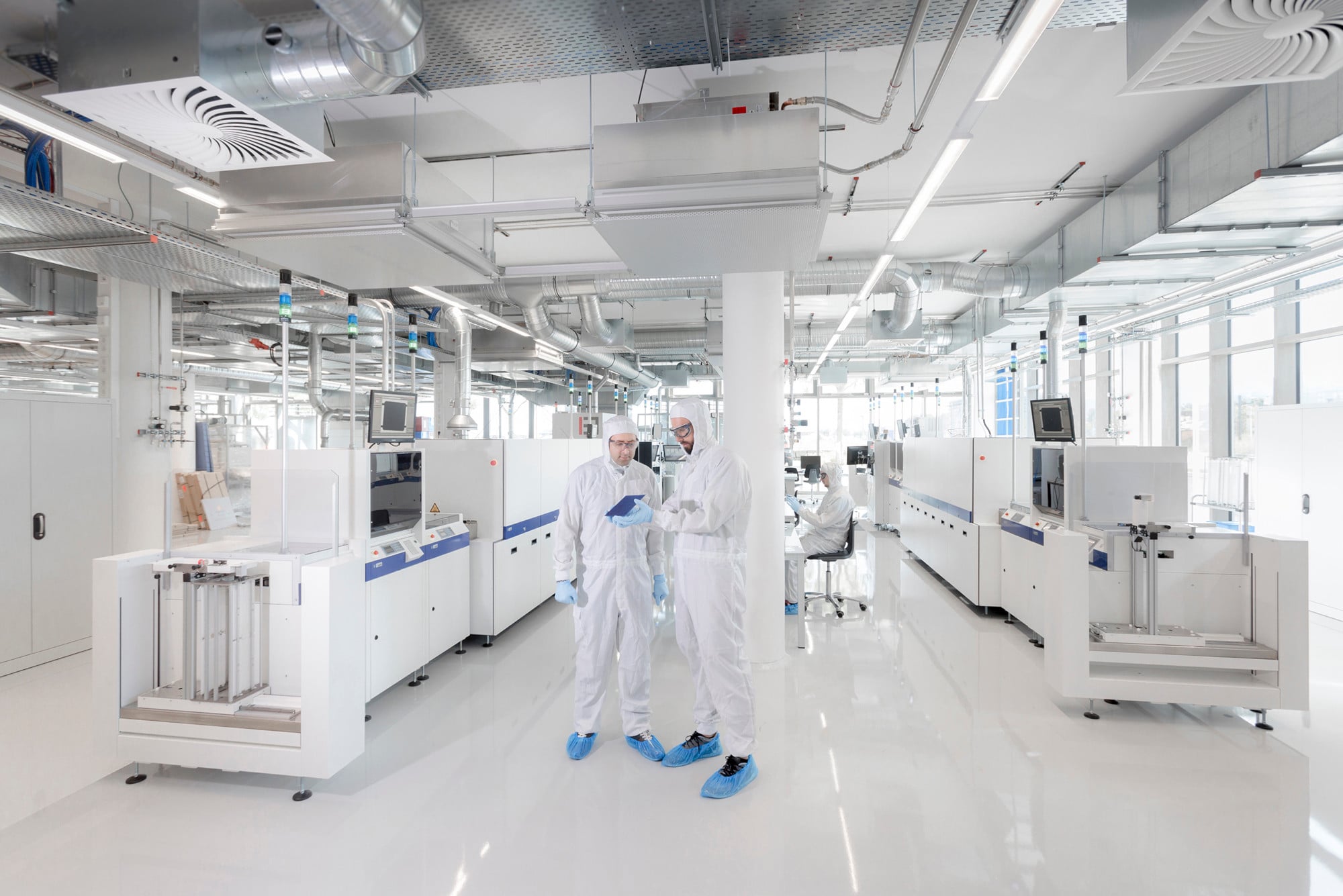 Im Maschinen- und Anlagenbau variiert die vorgeschriebene Beleuchtungsstärke zwischen 300 und 500 lx. Die Beleuchtung wird auf den Raum und den Arbeitsbereich abgestimmt (im Bild: Fraunhofer ISE Photovoltaik-Technologie Evaluations Center, „Back end“-Standort im Freiburger Solar Info Center)
