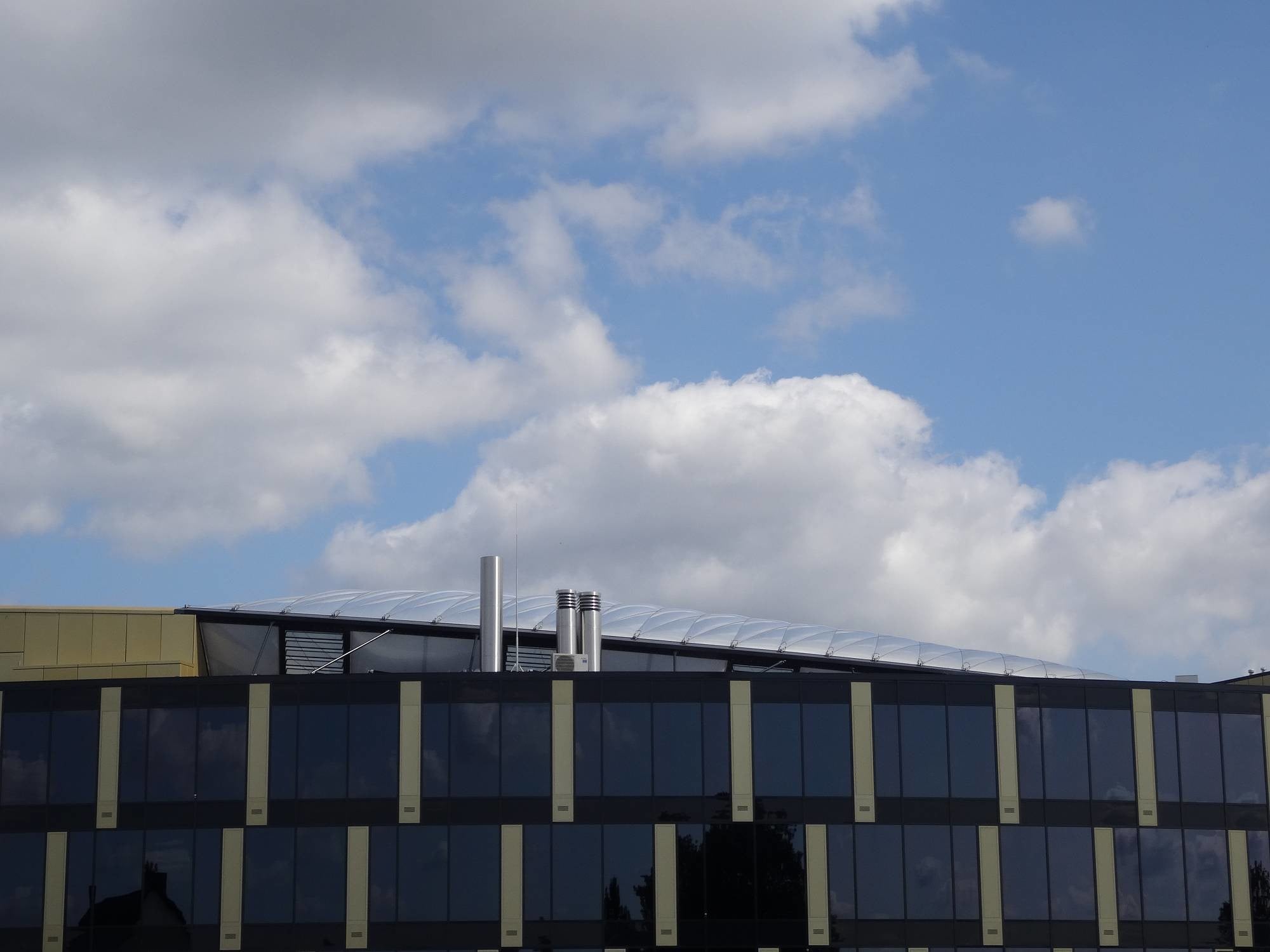 Rüdiger Architekten entwarfen den viergeschossigen Bau, dessen drei konvexe Glasfassaden ein überdachtes Atrium umschließen