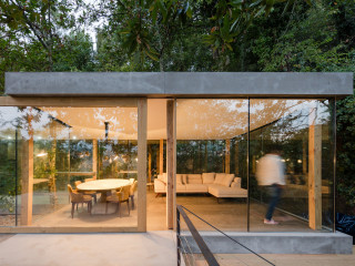 Mit dem Cloaked House in Marco de Canaveses schuf das Architekturbüro 3r Ernesto Pereira ein Ferienhaus, dessen Bewohner sich mit der bewaldeten Umgebung verbunden fühlen können