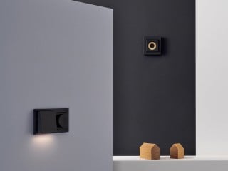Beleuchtungsanlagen, die über Lichtmanagement dafür sorgen, dass die Beleuchtung eines Arbeitsplatzes, eines Raums oder eines ganzen Gebäudes automatisch an den Bedarf für spezifische Sehaufgaben angepasst wird, bestehen aus verschiedenen Komponenten. 