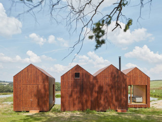 Inspiriert von traditionellen Fischerhütten, entwarf der Architekt Jiří Weinzettl von Atelier 111 aus Prag am Ufer des kleinen Sees ein Feriendomizil, dessen Silhouette an mehrere Häuschen denken lässt