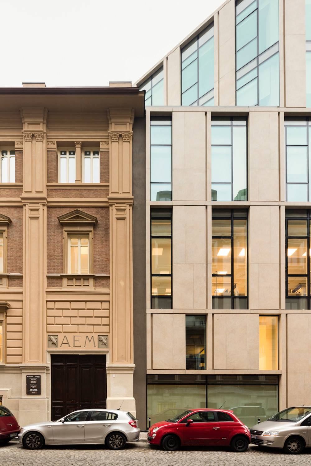 Der Bürokomplex bindet zusätzlich eine denkmalgeschützte Fassade ein
