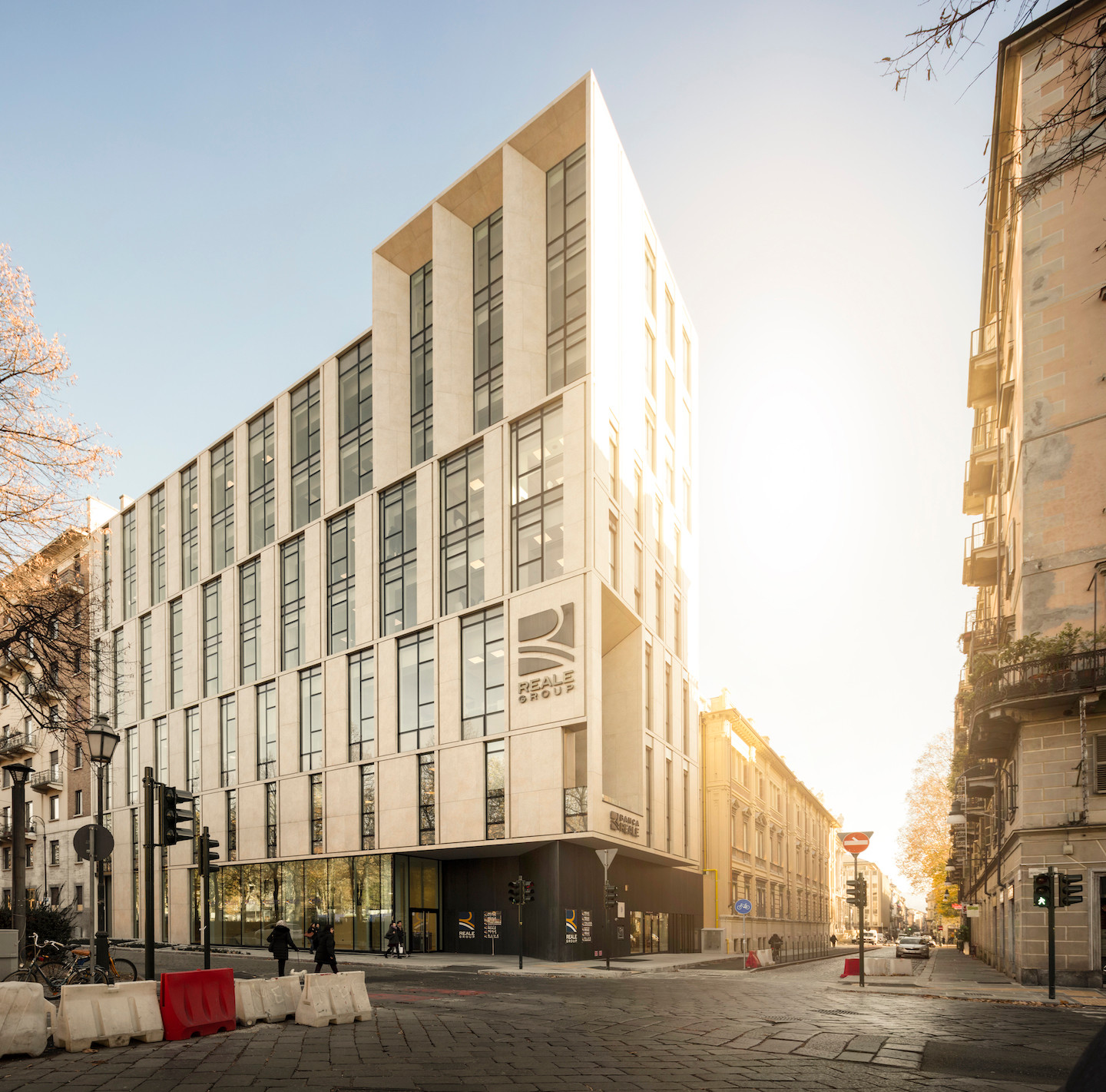 Überhöhte Ecken und abgeschrägte Rücksprünge setzen an der Fassade zeitgenössische Akzente