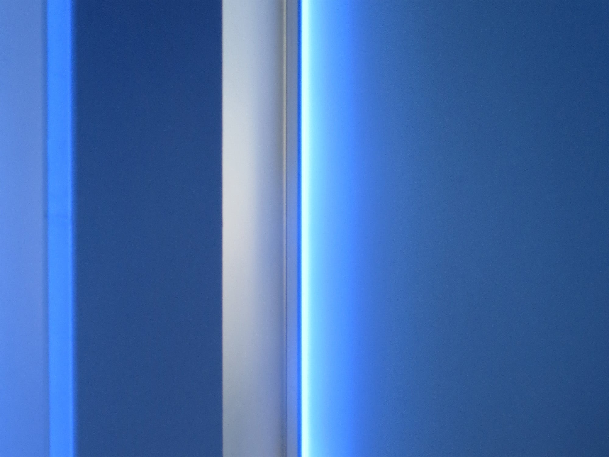 Die mit Gleichspannung betriebenen LEDs können nicht ohne weiteres mit einem für Wechselspannung bestimmten Glühlampendimmer mit An- oder Abschnittsteuerung gedimmt werden