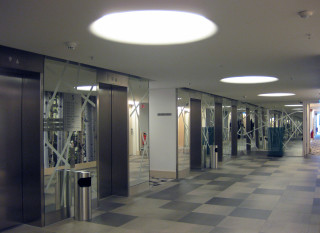 Bei einer Präsenzlichtsteuerung wird das Licht automatisch eingeschaltet, wenn sich Personen im Erfassungsbereich eines Sensors bewegen, und nach einer definierten Zeit automatisch wieder abgeschaltet