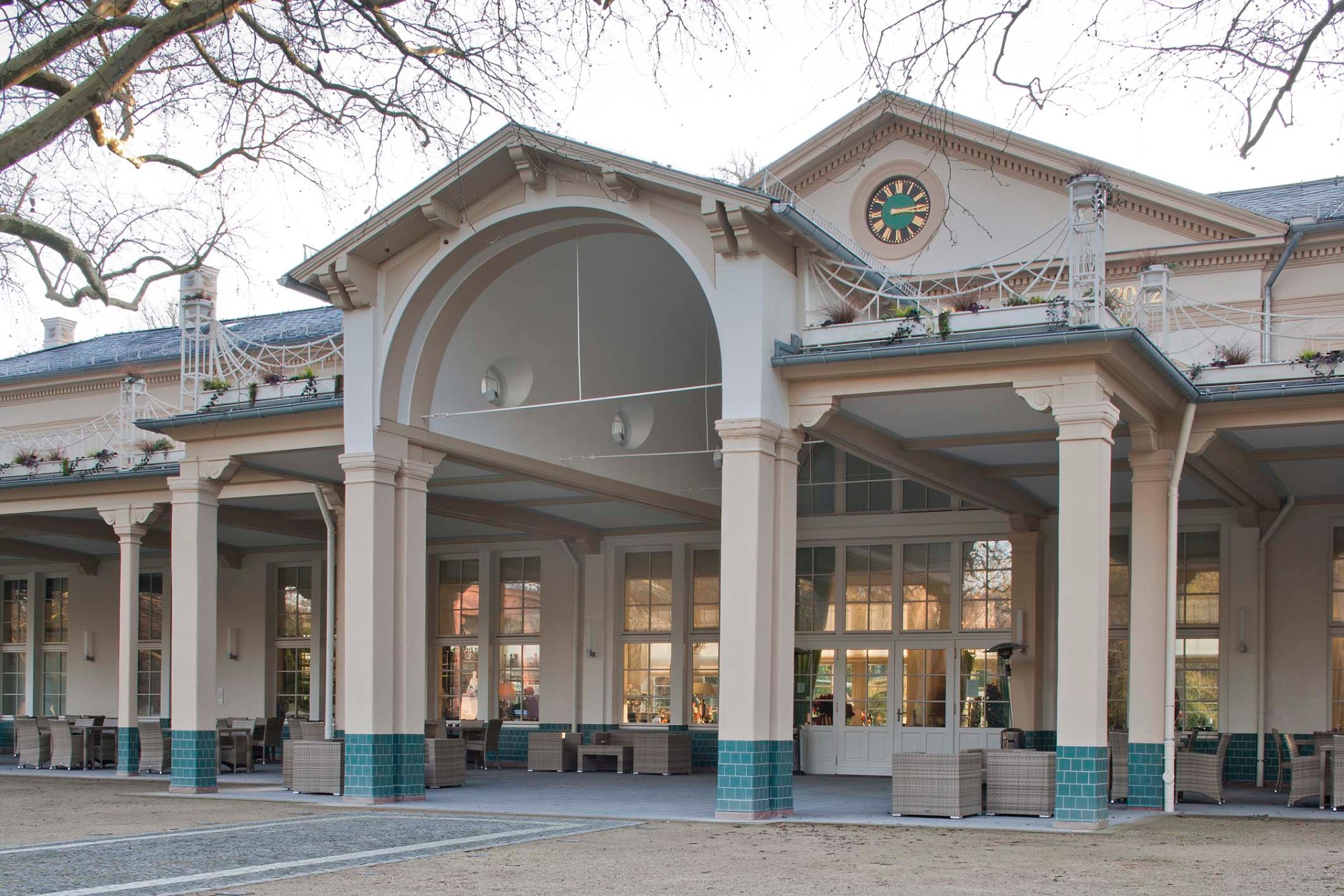 Das kleine, klassizistische Gebäude wurde 1844 zunächst zur geschützten Überwinterung von 40 Orangenbäumen errichtet, dann als Wandelhalle genutzt und beherbergt mittlerweile ein Café