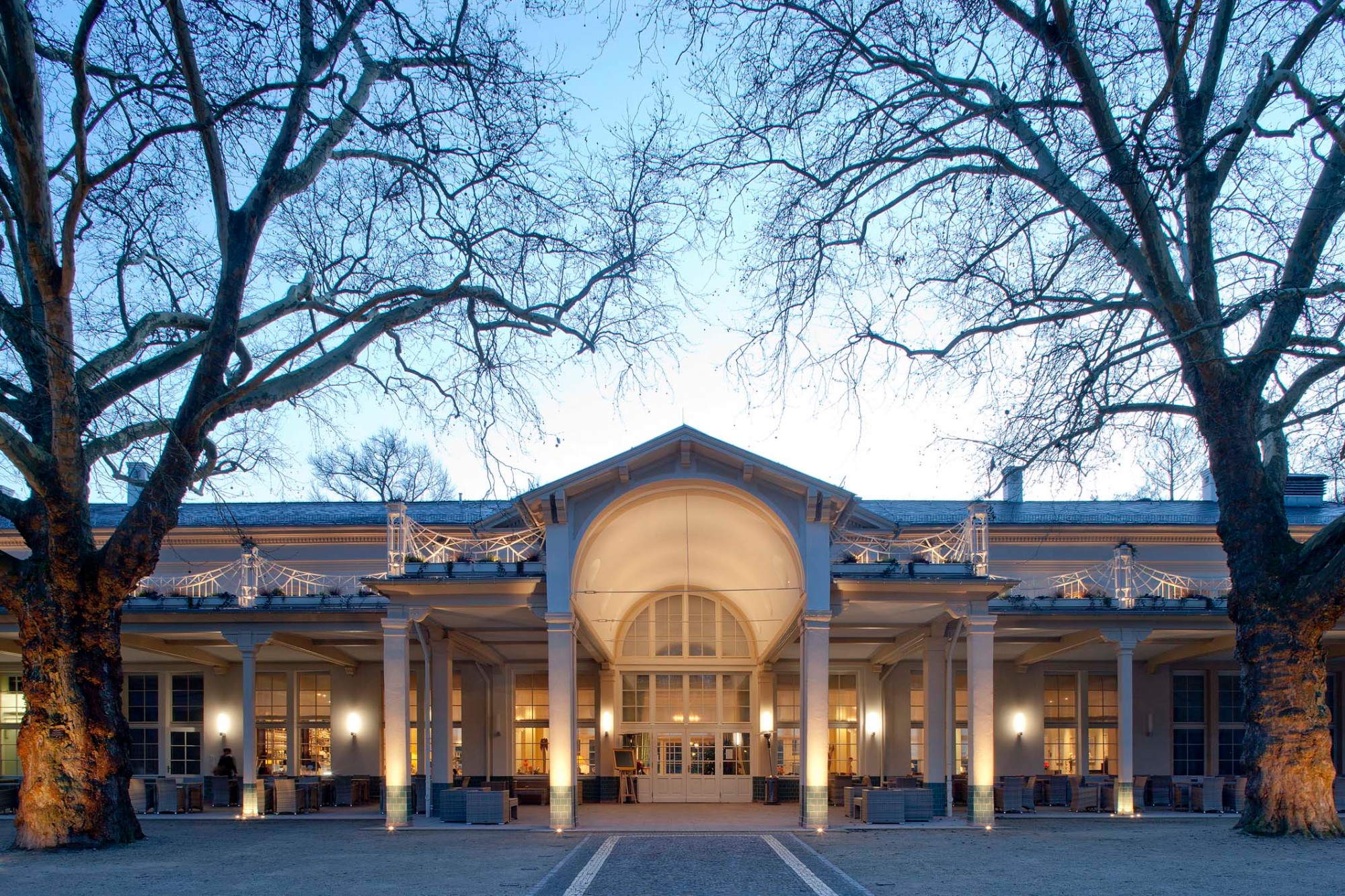 Im Rahmen einer historischen Wiederherstellung des kompletten Kurparks mit Gebäuden und Grünanlagen sanierte man auch die Orangerie behutsam. Dies oblag Vliamos Architekten.