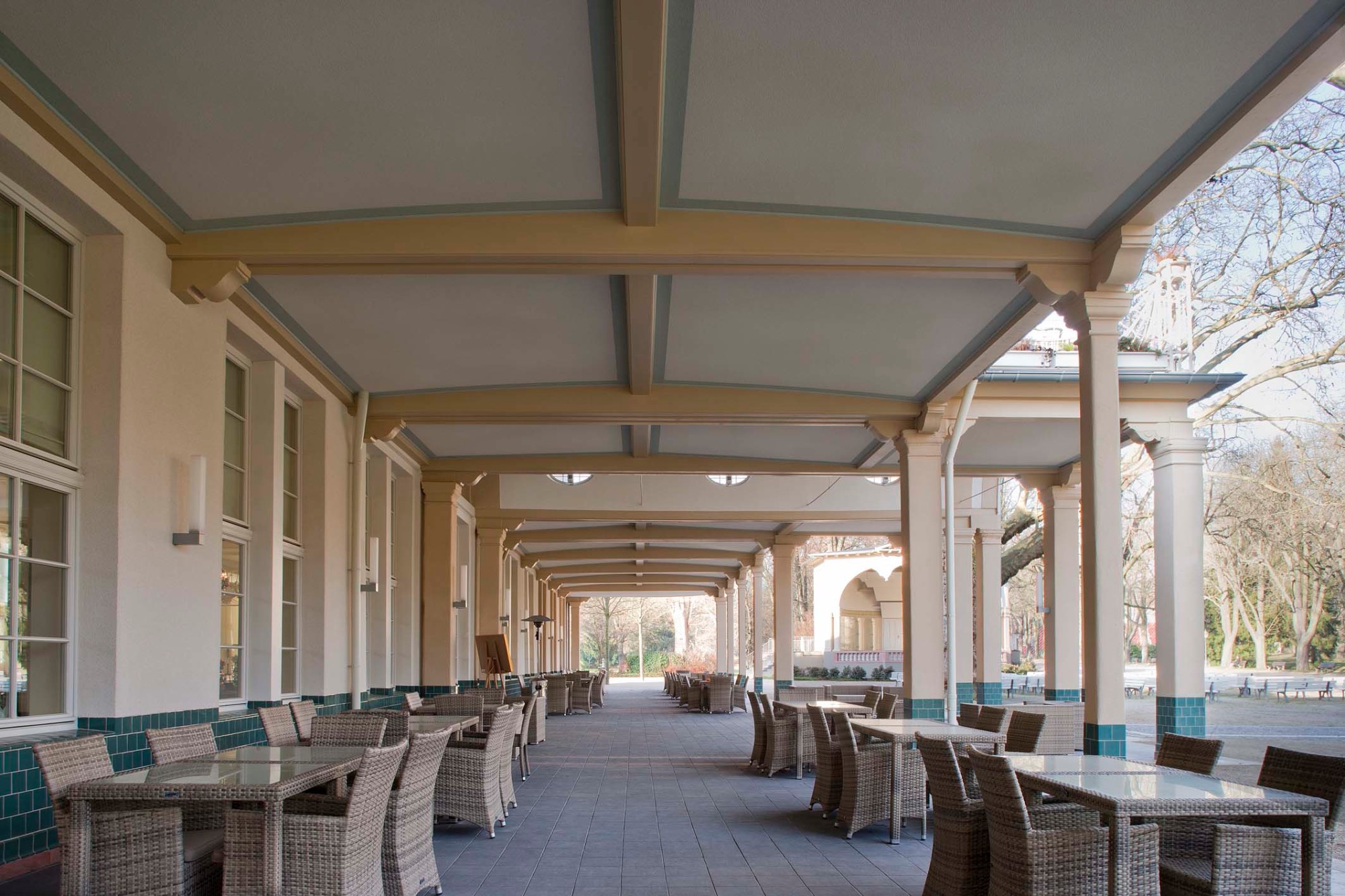 Der Orangerie ist eine rund 100 Quadratmeter große Säulenhalle mit 200 Plätzen vorgelagert, die neben der Bewirtung auch als Zuschauerbereich für Konzerte und andere Veranstaltungen dient
