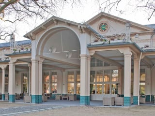 Im südlichen Teil des 44 Hektar großen, von Peter Joseph Lenné gestalteten Bad Homburger Kurparks befindet sich die Orangerie