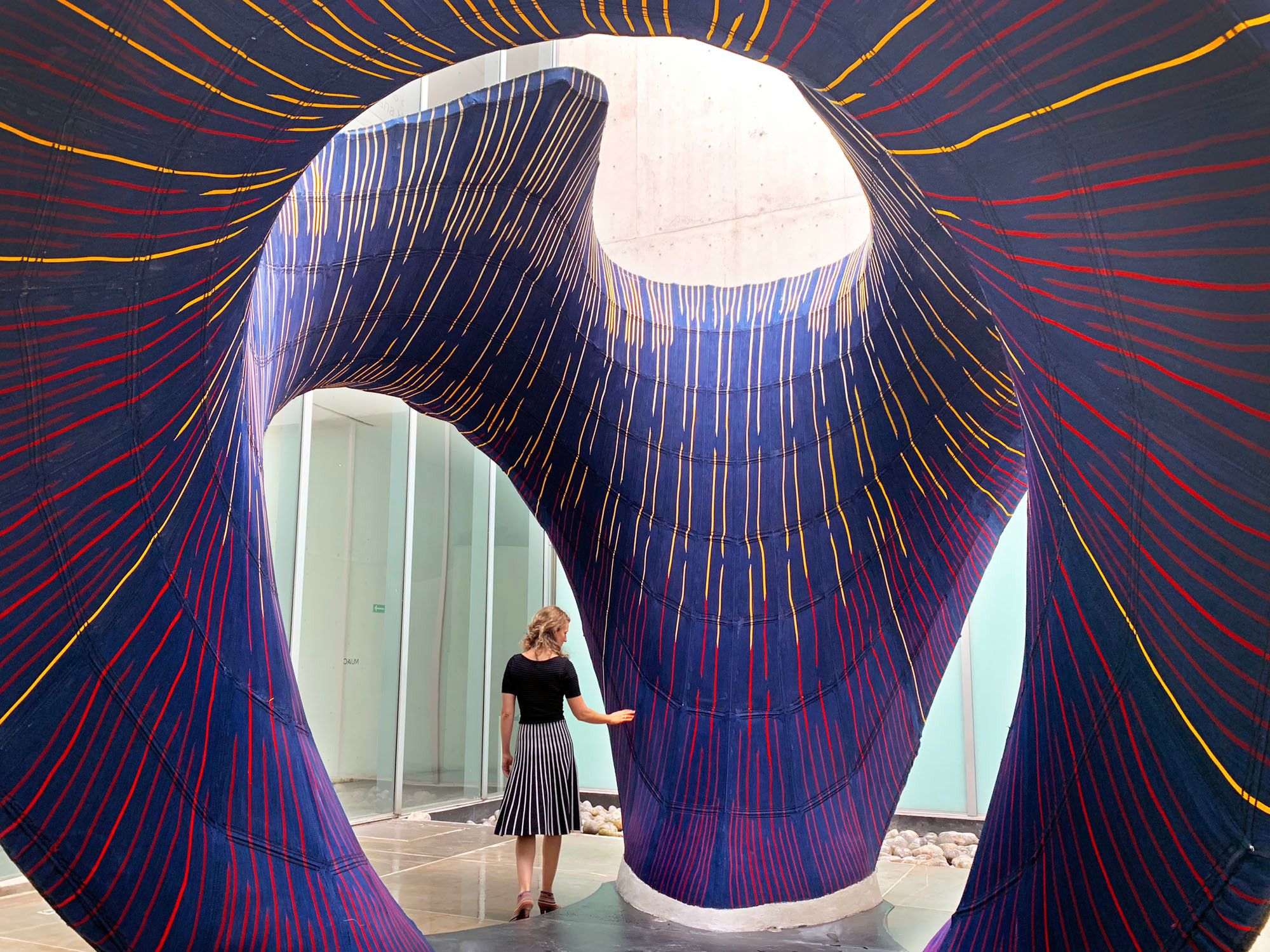 Knitcrete nennt die Block Research Group der ETH Zürich das hier eingesetzte Verfahren, bei dem verschiedene Fäden und Schnüre zu einem hochbelastbaren Textil verwoben werden