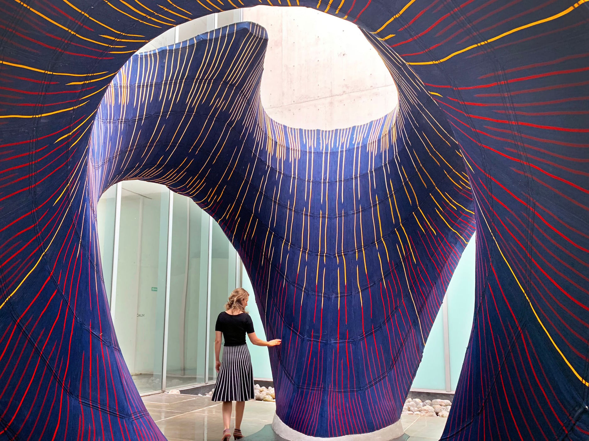 Die Installation Knitcandela, die Zaha Hadid Architects aus London im Rahmen Ihrer noch bis März laufenden Werkschau in Mexico City zeigen, ist eine Homage an den 1997 verstorbenen Architekten Félix Candela