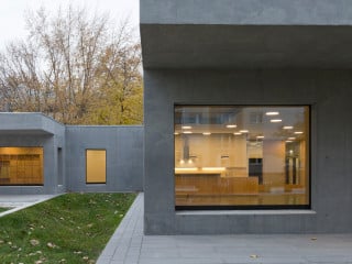 Gruber und Popp Architekten entwarfen die Betonoase, ein Jugend- und Familienzentrum im Berliner Bezirk Lichtenberg