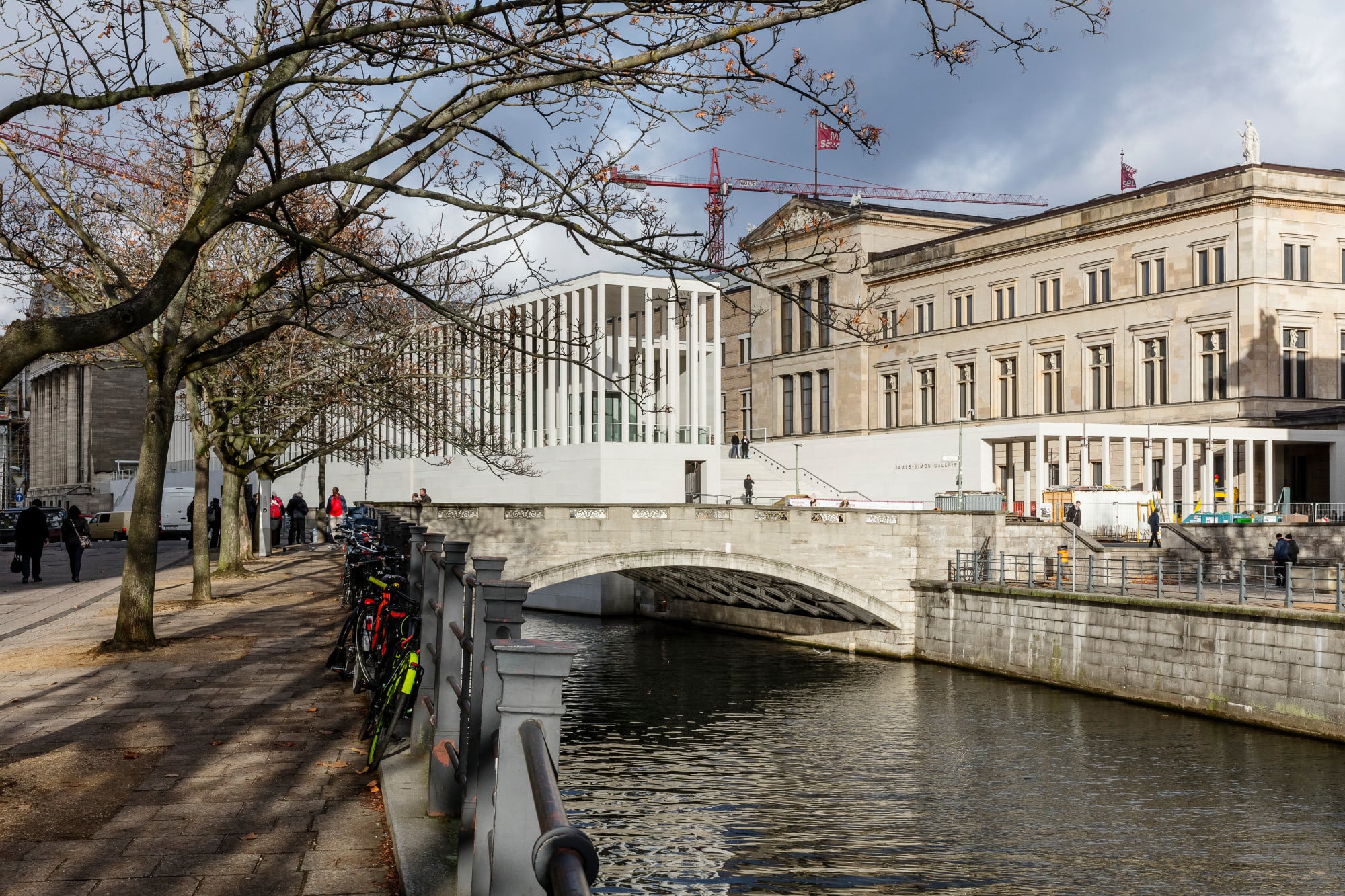 Das Eingangsgebäude nimmt ein zentrales Foyer und Servicefunktionen für die gesamte Berliner Museumsinsel auf und bietet 700 qm Fläche für Wechselausstellungen