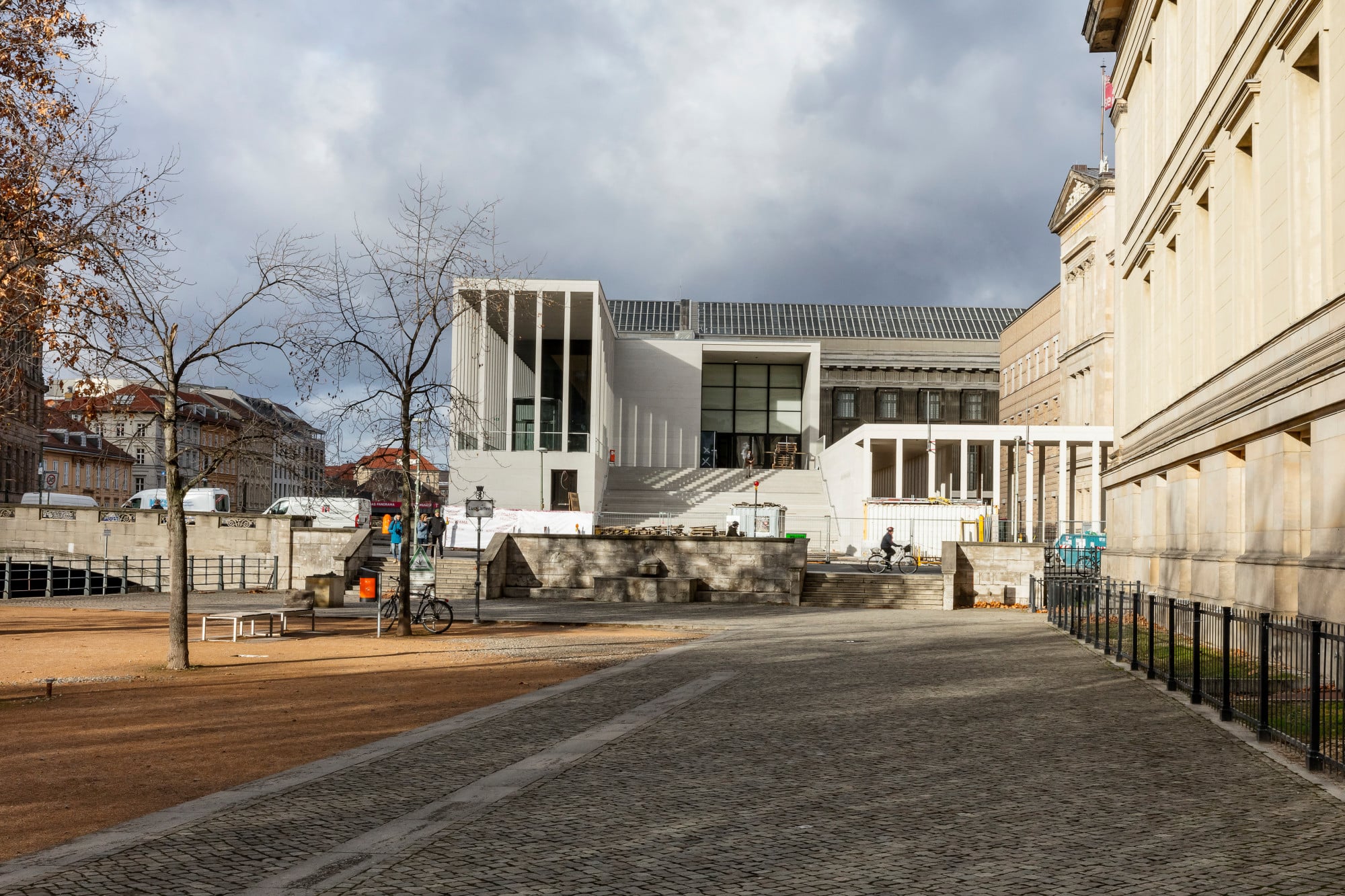 Zentrales stadträumliches Motiv der Anlage ist eine dem Lustgarten zugewandte Treppenanlage, die eine erhöhte Eingangshalle mit der Bodestraße verbindet