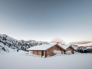 Auf der Seiser Alm in Südtirol liegt auf 2.054 Metern Höhe das Berghaus Zallinger.