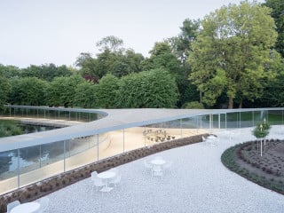 Der von Marieke Kums und Junya Ishigami entworfene Glaspavillon erweitert eine neoklassizistische Villa im niederländischen Landschaftspark Vijversburg.