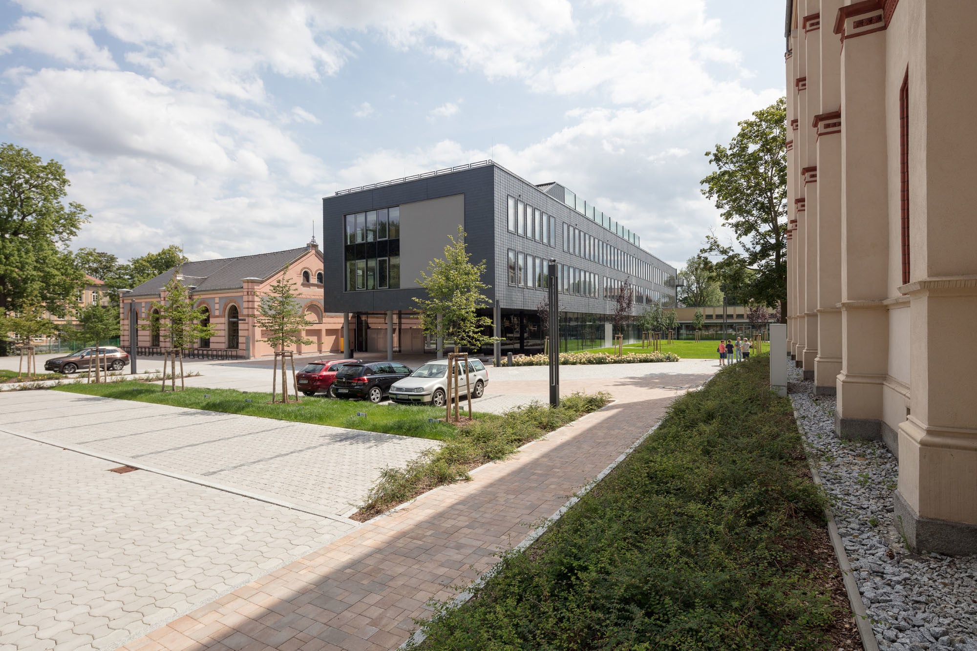 Neu- und Altbau fassen einen Hof