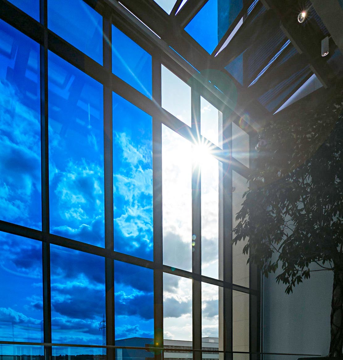 Per Knopfdruck oder durch eine Sensorik gesteuert werden die Glasscheiben blau eingefärbt und sollen bis zu 90 Prozent des solaren Eintrags reflektieren