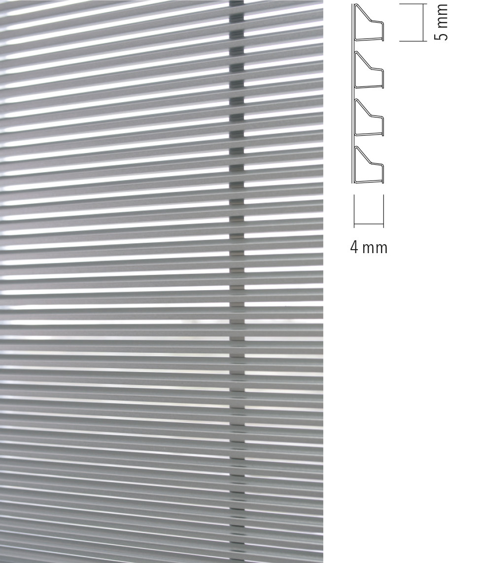 Die Edelstahl-Mikroprofile des Metallbehangs S_enn fallen wesentlich filigraner aus als die Blätter herkömmlicher Rolladensysteme