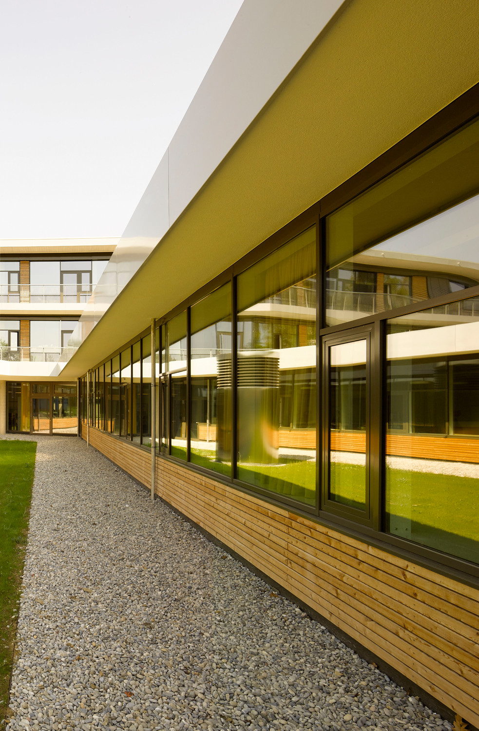 Platz für mehr als 600 Schüler von der fünften bis zur zehnten Klasse: In den eingeschossigen Gebäudeflügeln befinden sich die Fachklassen