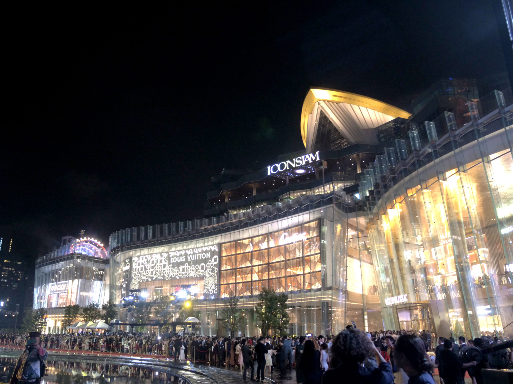 Das von Urban Architekts aus Bangkok entworfene Gebäude verfügt über eine gläserne Vorhangfassade des bayerischen Fassadenbauers Seele