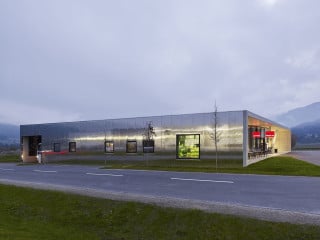 Nach Plänen von LAAC Architekten ist in der Tiroler Gemeinde Weer ein Neubau der Supermarktkette MPreis entstanden