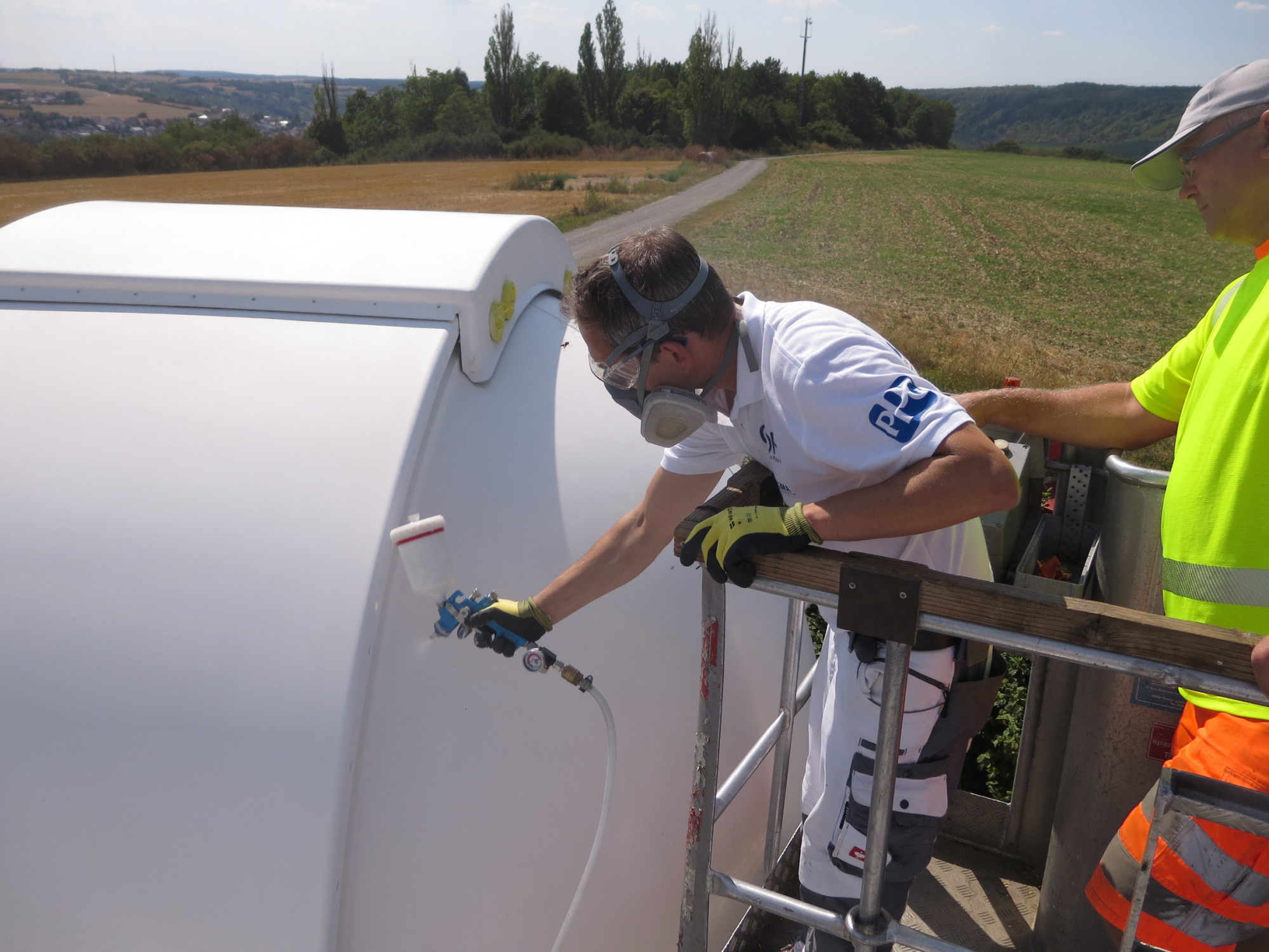 Für eine optimale Haftung der späteren Beschichtung erfolgte eine Grundierung mit einem Haftprimer im Spritzverfahren