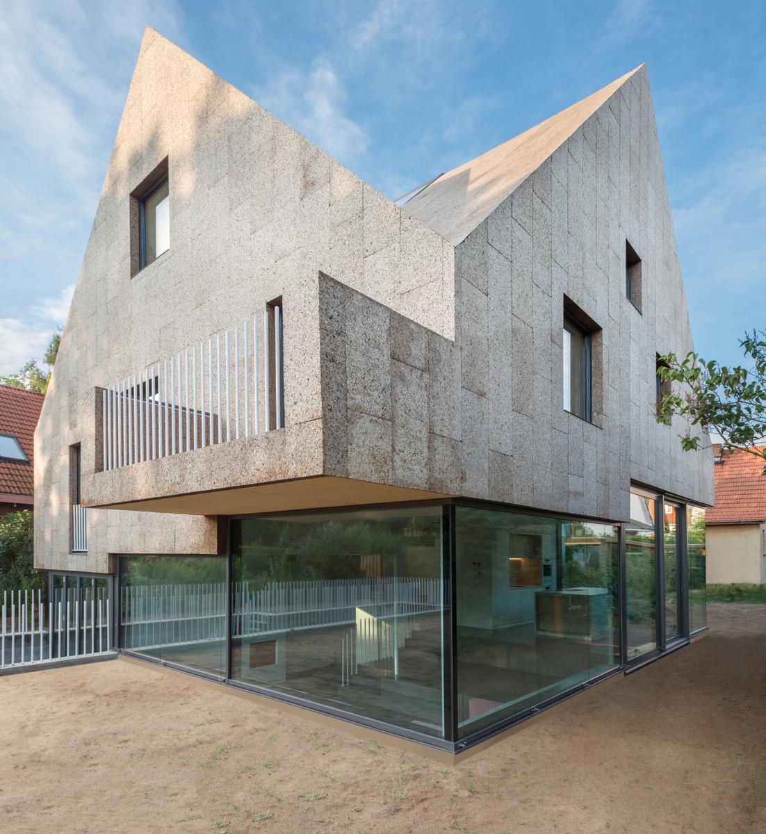 viergiebelhaus in berlin geneigtes dach wohnen baunetz wissen