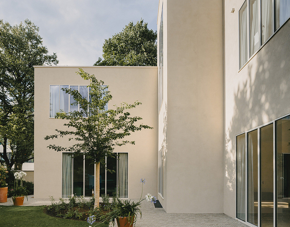Die Gartenseite ist durch die Staffelung der Baukörper vor Einblicken geschützt und es entsteht ein intimer Terrassenbereich