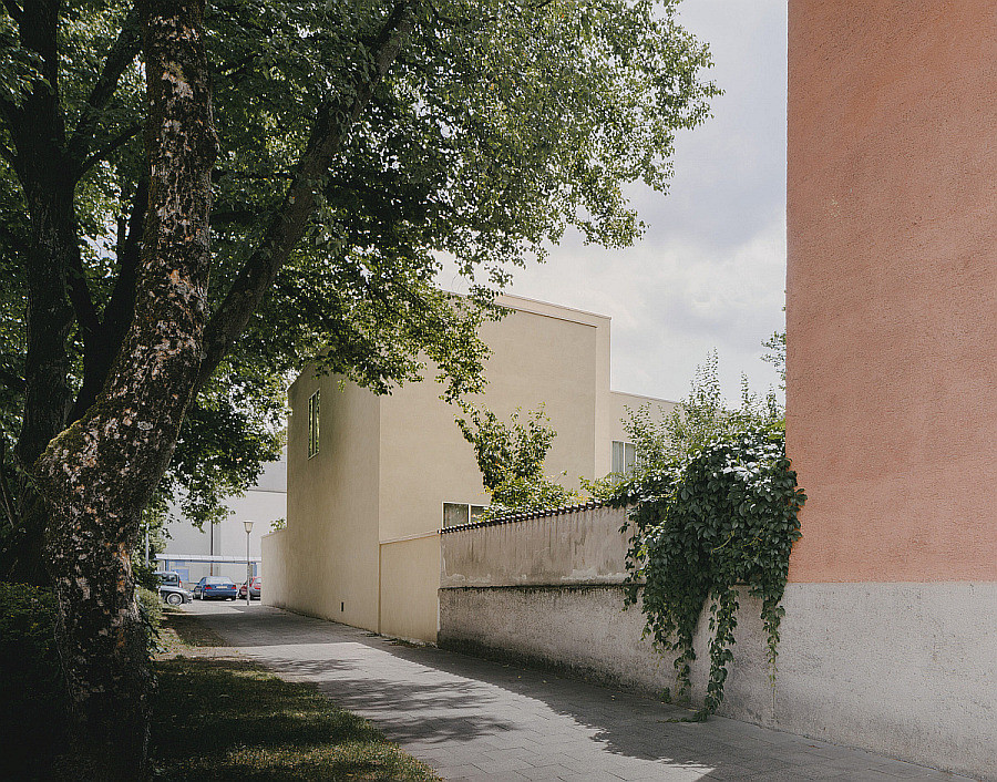 Das Wohnhaus nimmt ein Eckgrundstück an einer Kreuzung ein (Nordseite)