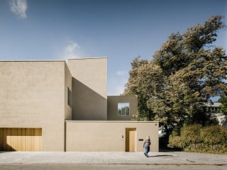 Zur Straße weist die Fassade nur die notwendigen Öffnungen auf (Ostseite)