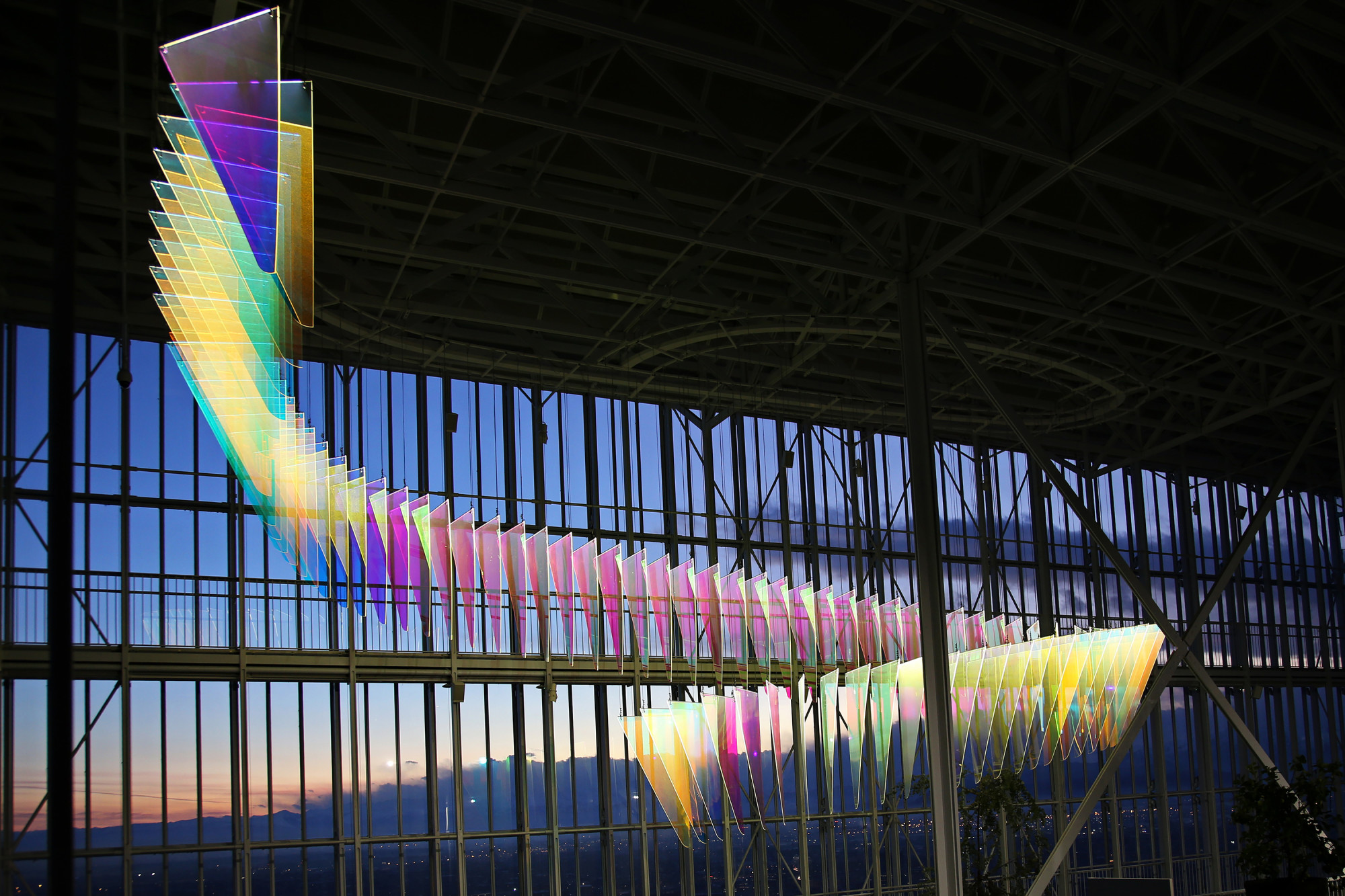 Wie eine überdimensionierte Girlande nimmt die Lichtinstallation spiralförmig den Luftraum ein