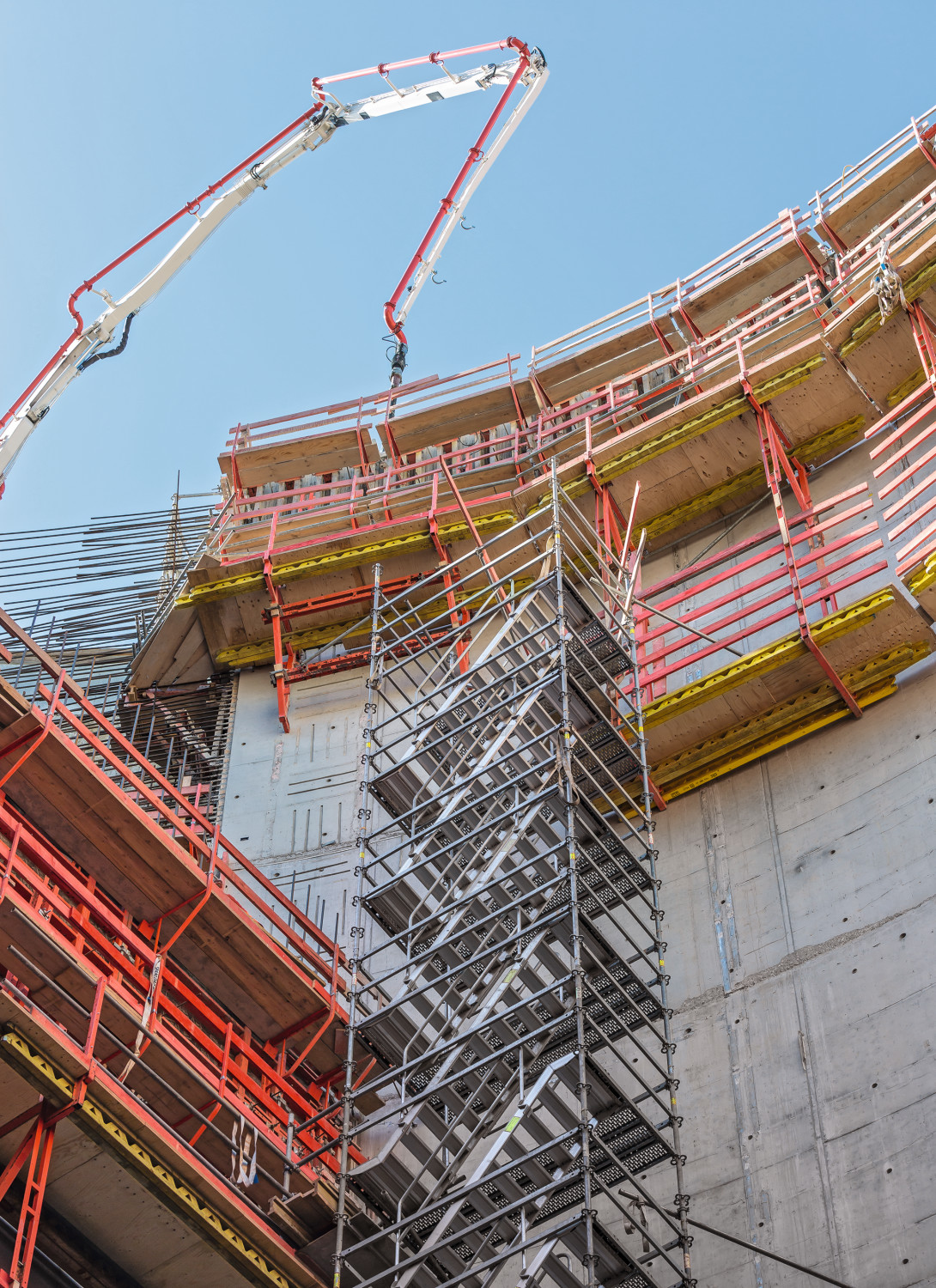 Für die Durchführung der komplexen Tiefbau- und Rohbauarbeiten wurde eine Gesamtlösung geplant, bestehend aus Kletterschalung, Traggerüst und Zugangstechnik