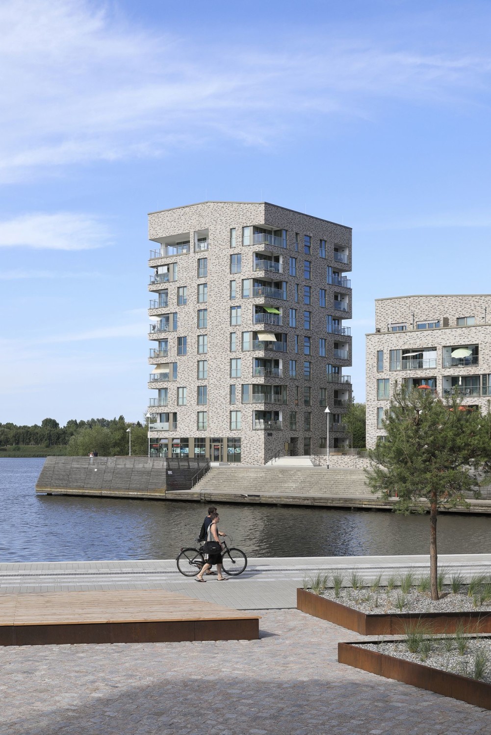 Weithin sichtbar flankiert der westliche Wohnturm mit neun Stockwerken die Einfahrt in das Hafenbecken