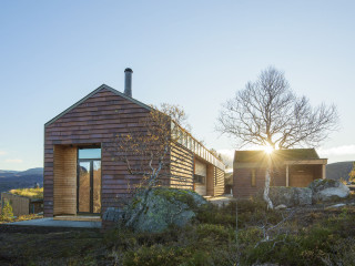 Das Ferienhaus von Link Arkitektur in der südnorwegischen Kommune Sirdal liegt inmitten einer rauen archaischen Landschaft.