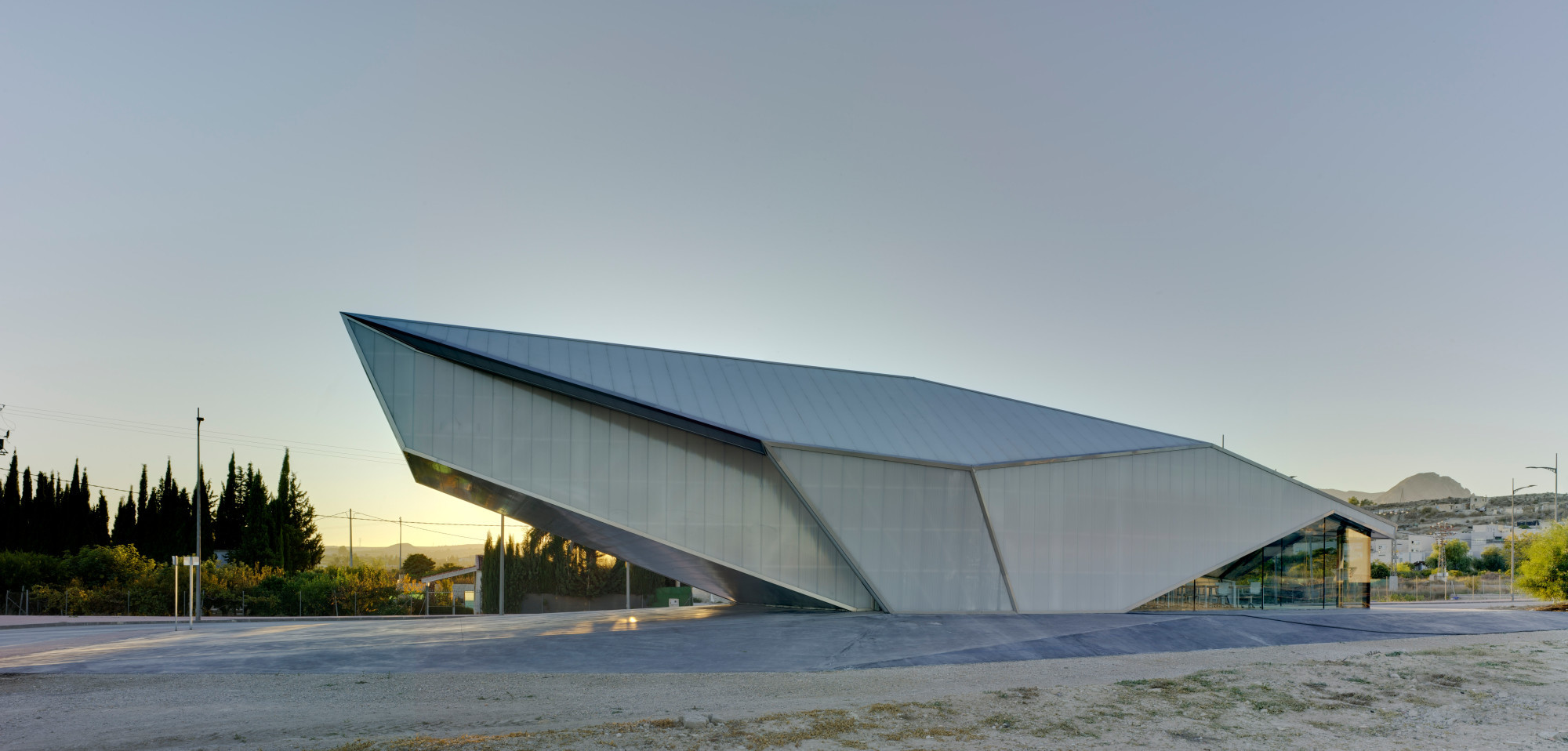 Die Architekten vom Büro Amaa Arquitectos haben einen skulpturalen Baukörper entworfen, der sich raumschiffähnlich in der (noch) eher karg anmutenden Umgebung niedergelassen hat