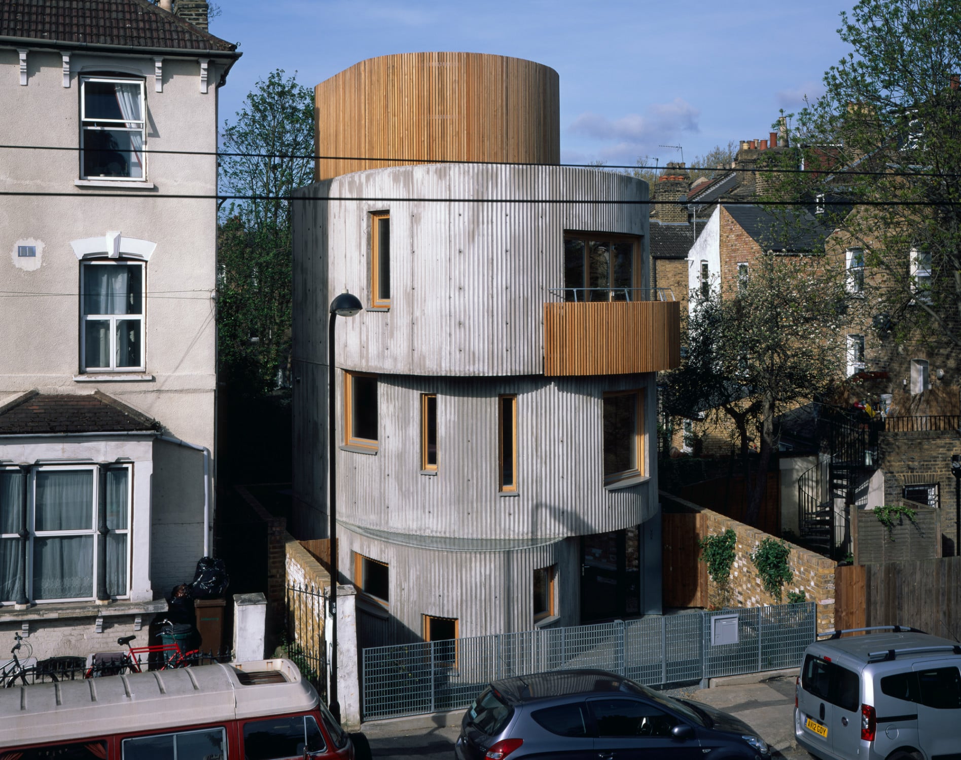 Vor dem Bau des Wohnturms war das Grundstück in London Hackney mit Garagen bebaut und leicht verlottert