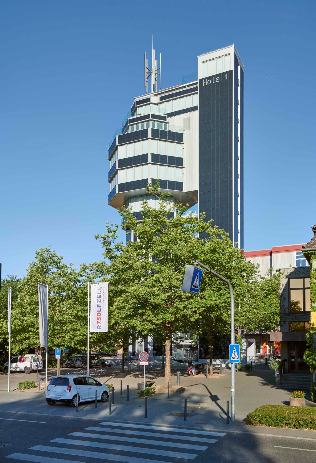 An der Nordseite des ehemaligen Wasserturms wurde ein Erschließungsturm mit Treppen und Aufzug ergänzt