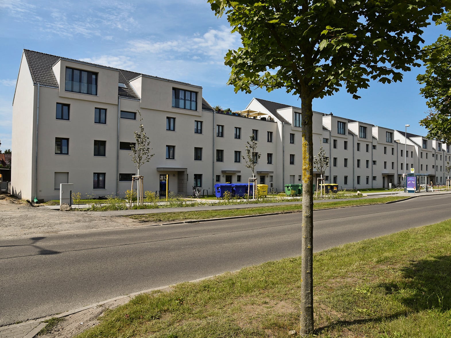 Beim 116 Meter langen Neubaukomplex in der Potsdamer Straße in Ludwigsfelde setzt die Wohnungsbaugesellschaft Märkische Heimat auf ein bivalentes Heizkonzept