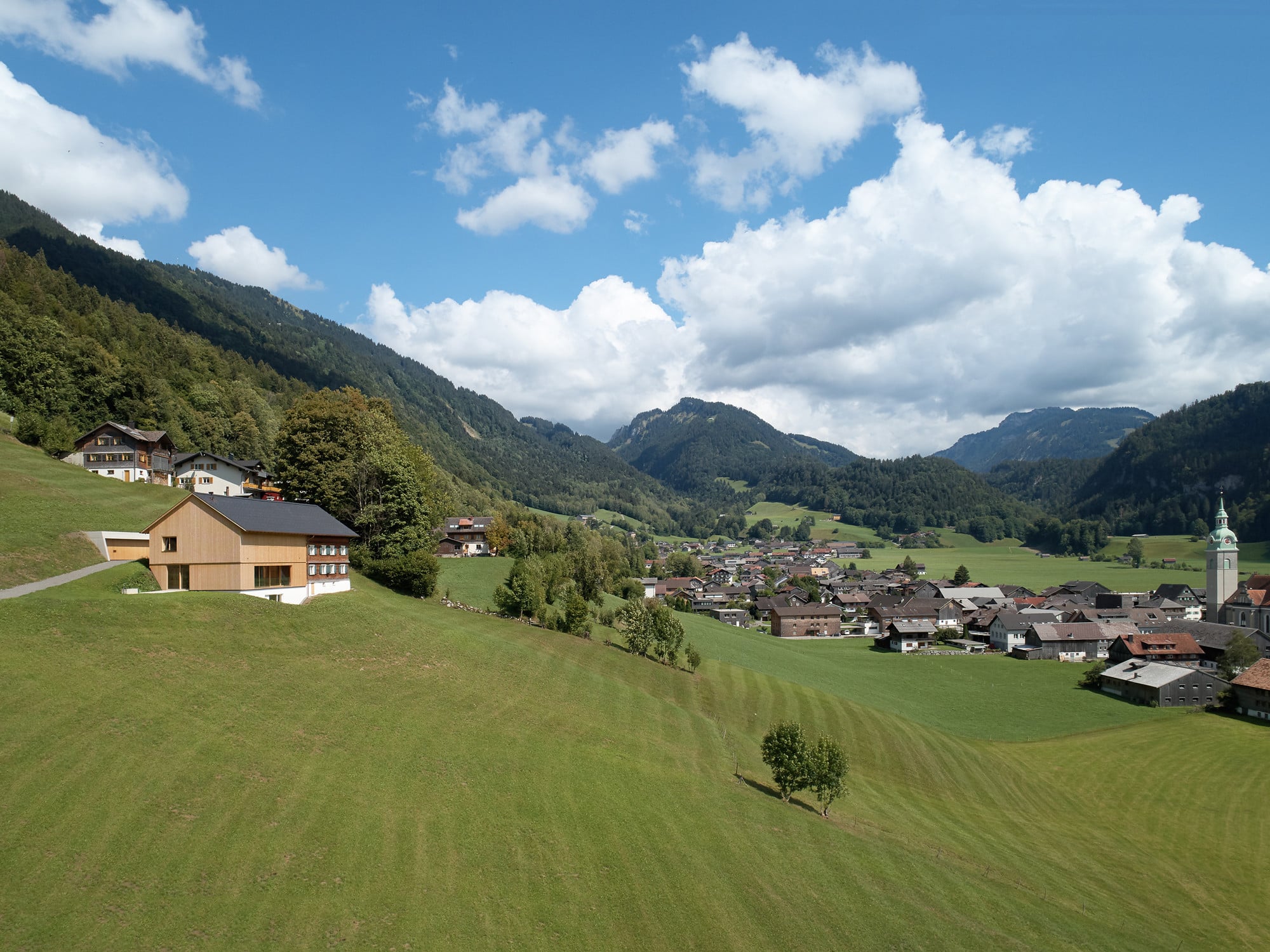  Da der Stall und die Scheune vom alten Bauernhaus ungenutzt und baufällig waren, wurde die Entscheidung für deren Abriss und einen neuen dreigschossigen Ergänzungsbau getroffen. 