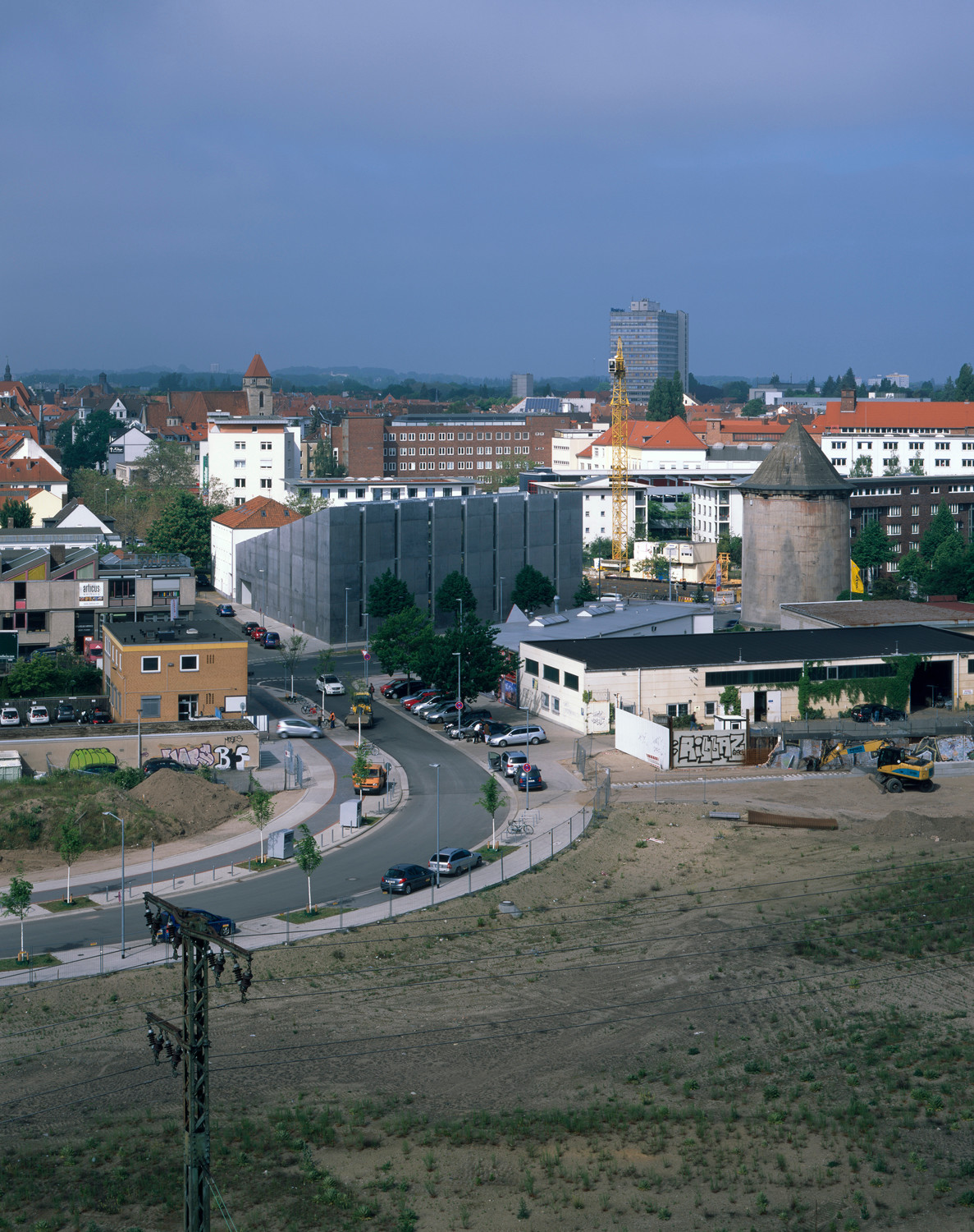 Schwer und massiv erscheint der anthrazitfarbene Block an einer Kreuzung im Norden Hannovers, geplant von Mensing Timofticiuc Architekten