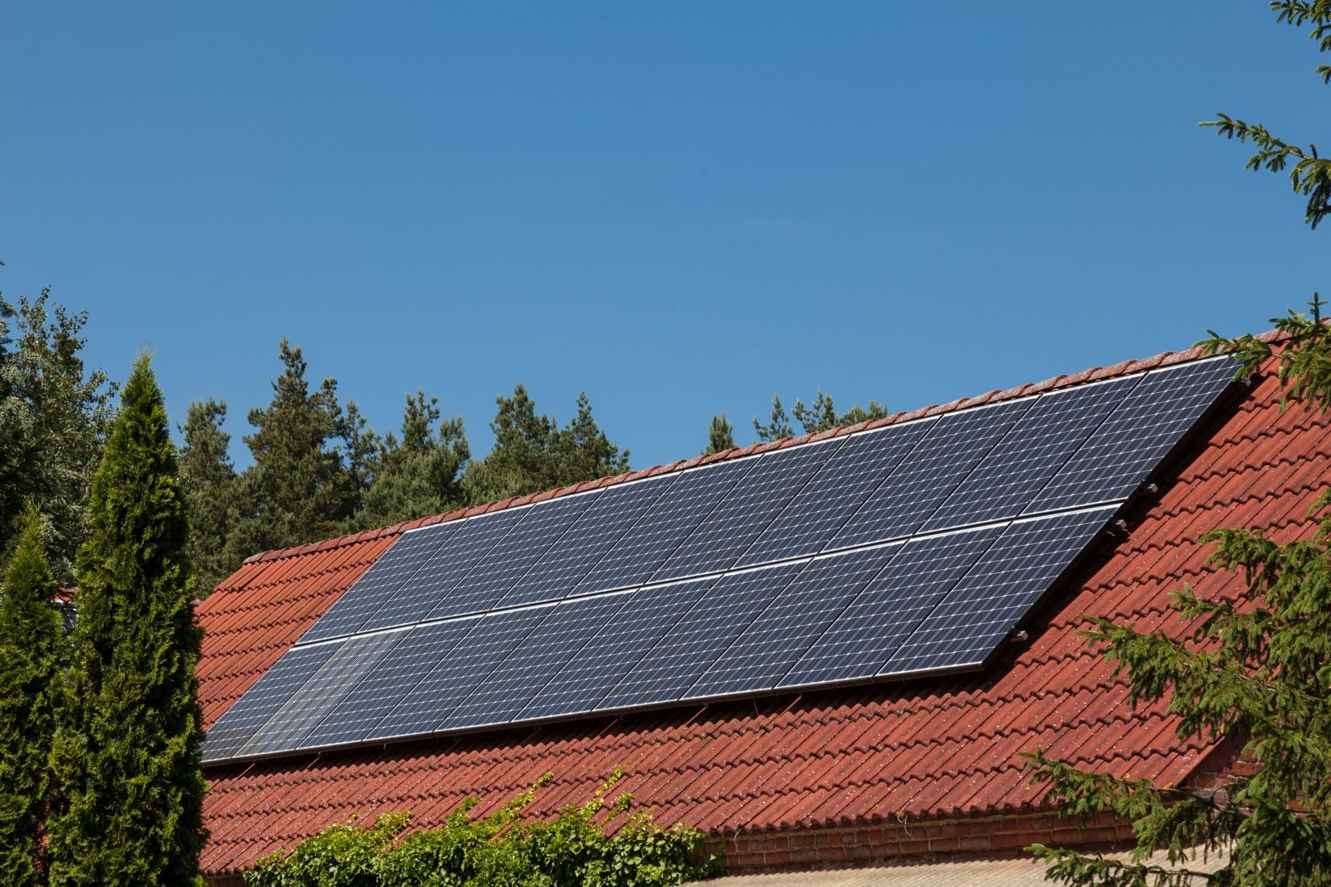 Die PV-Anlage besteht aus 20 HIT-Solarstrommodulen von Panasonic mit einer Gesamtleistung von 5,7 kW