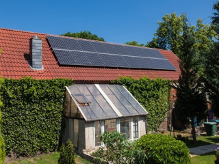 Die Eigentümer eines ehemaligen, restaurierten Dreiseithofs in Brandenburg entschieden sich für ein Hybridkonzept, das ein Brennstoffzellenheizgerät mit einer PV-Anlage kombiniert