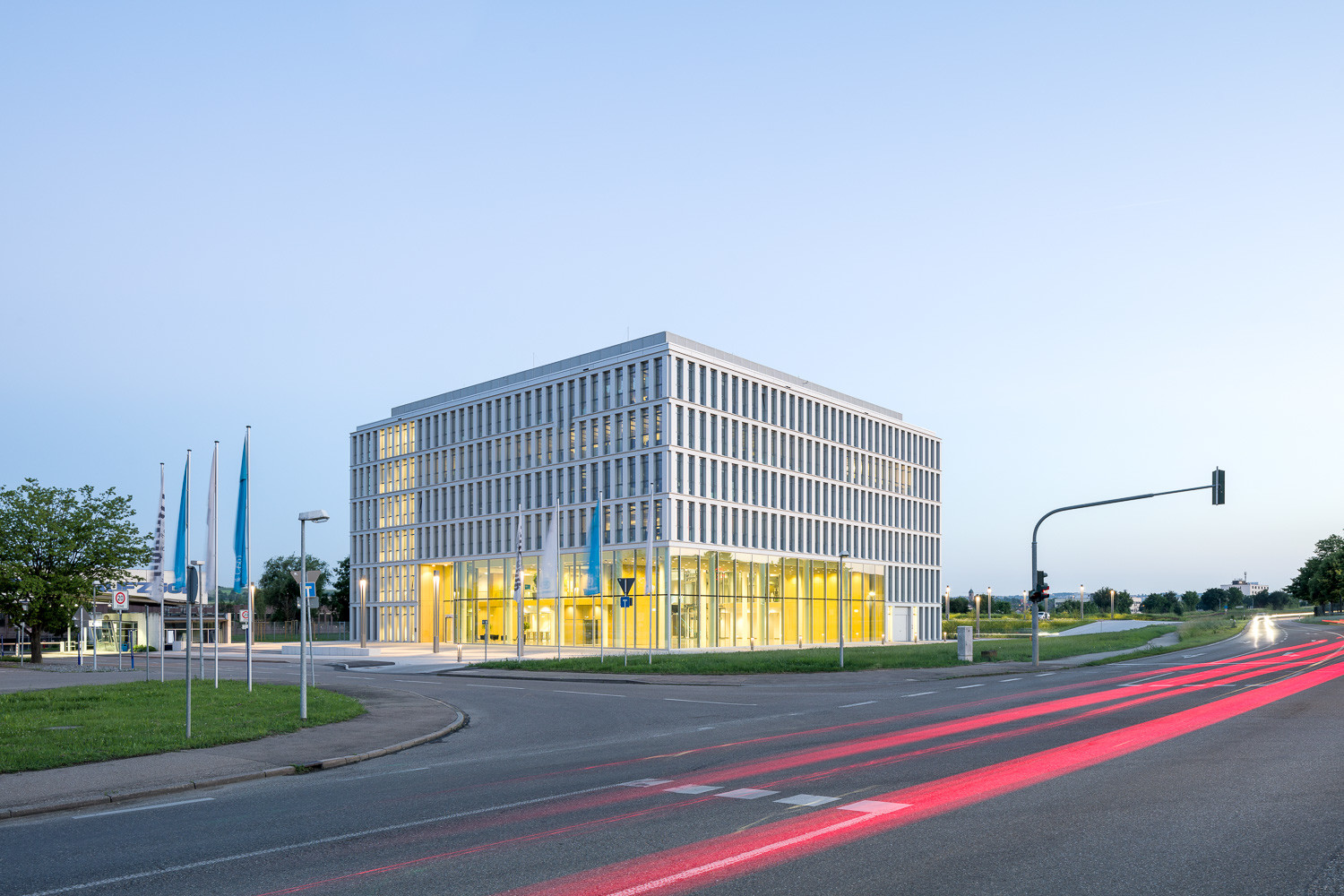 Der sechsgeschossige Neubau mit großem Atrium beherbergt den Showroom und Büros; entworfen haben ihn Kaspar Kraemer Architekten