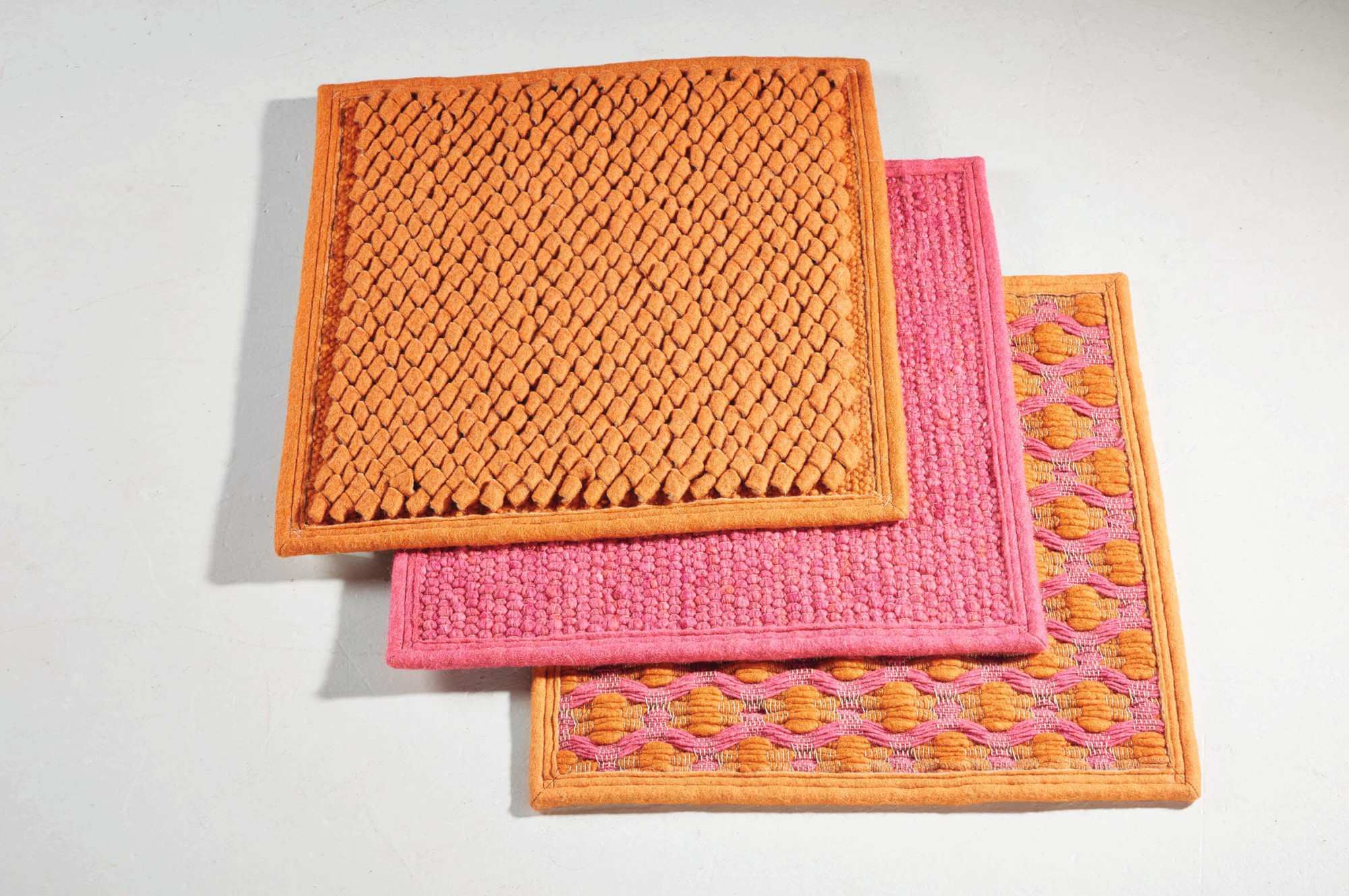 Die einzelnen Module basieren auf einem Raster von 65 x 65 cm und werden in sechs verschiedenen Webarten angeboten.