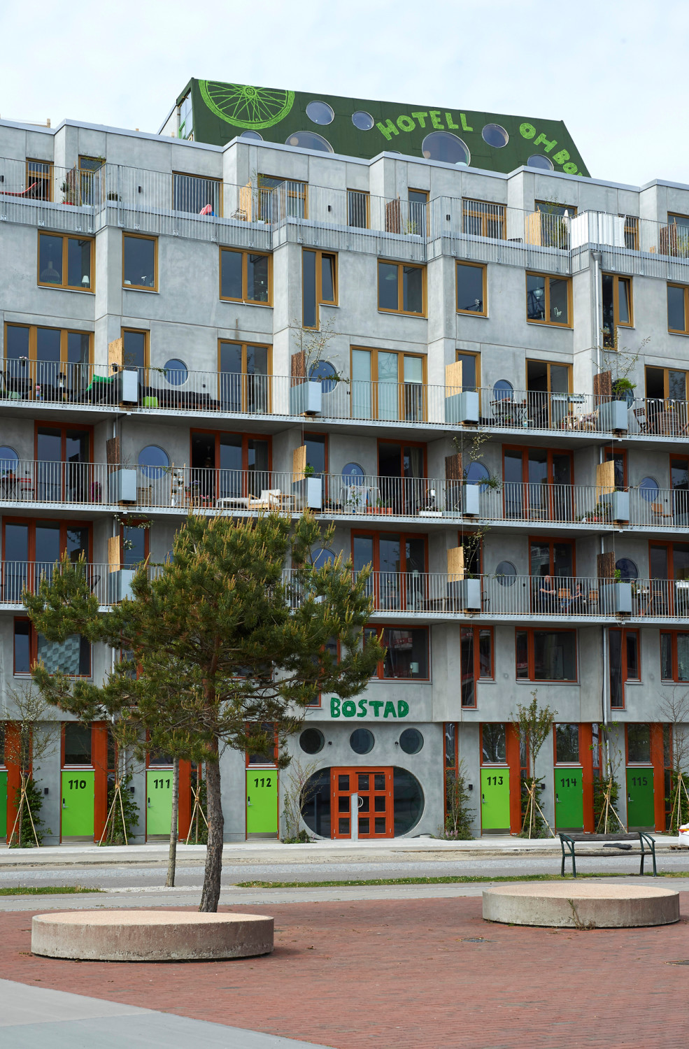 Der Wechsel von offenen und geschlossenen Flächen sowie Vor- und Rücksprüngen lässt die Fassade lebendig erscheinen