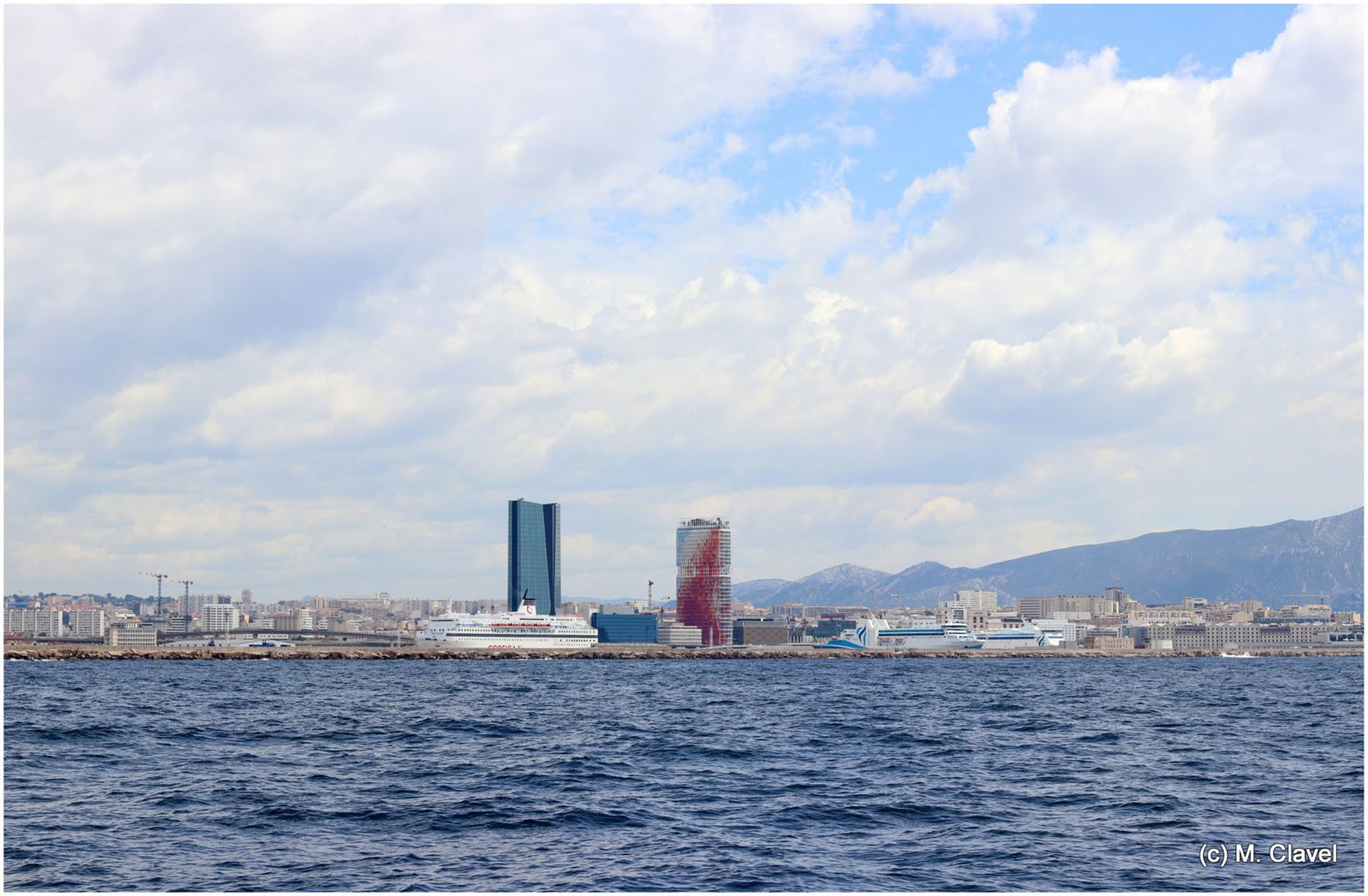 In unmittelbarer Nähe zu Zaha Hadids CMA CGM Tower, steht der Turm direkt am Mittelmeerufer